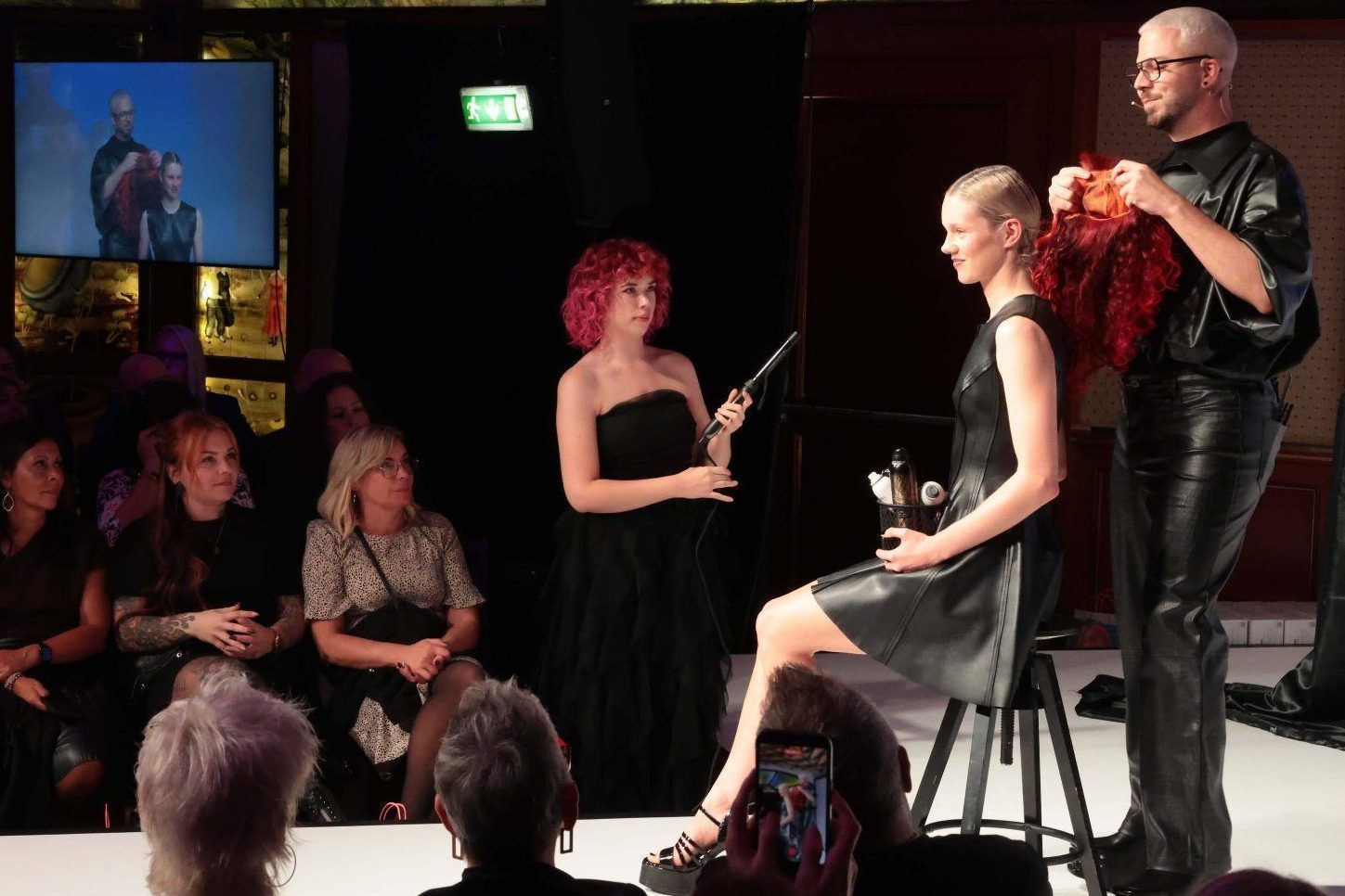 Im ersten Abschnitt der Show arbeitete Haarkünstler Dürrenmatt mit Perücken.