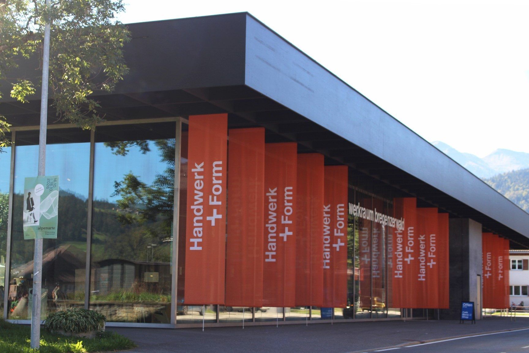 Das Werkraumhaus ist seit einiger Zeit „beflaggt“ – Handwerk+Form lädt zur zehnten Auflage der großen Leistungsschau. PETER STRAUSS