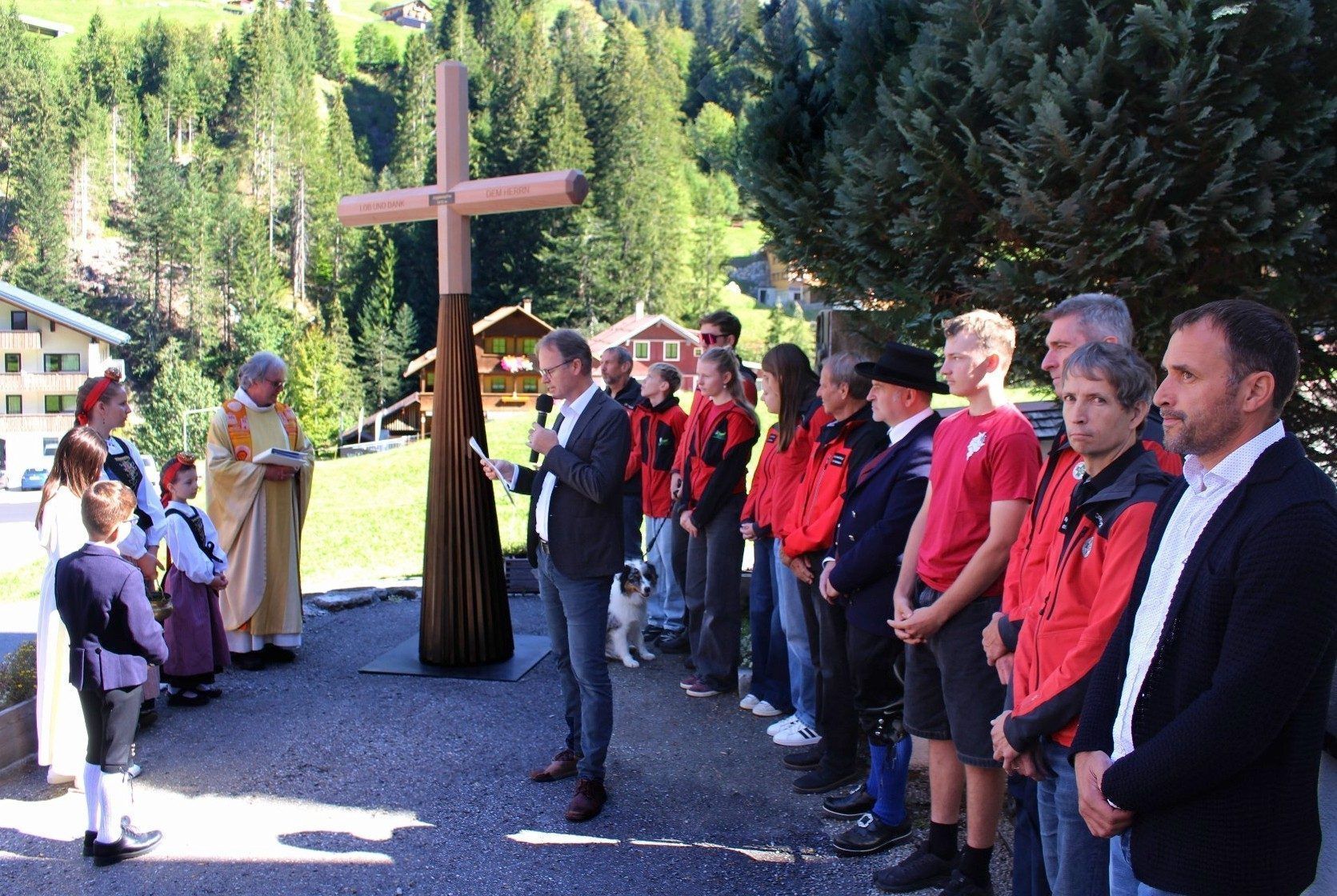 Pfarrer Friedel segnete das spezielle Gipfelkreuz für die Juppenspitze, das zuvor von Vizebürgermeister Eric Leitner (mit Mikro) erläutert wurde.