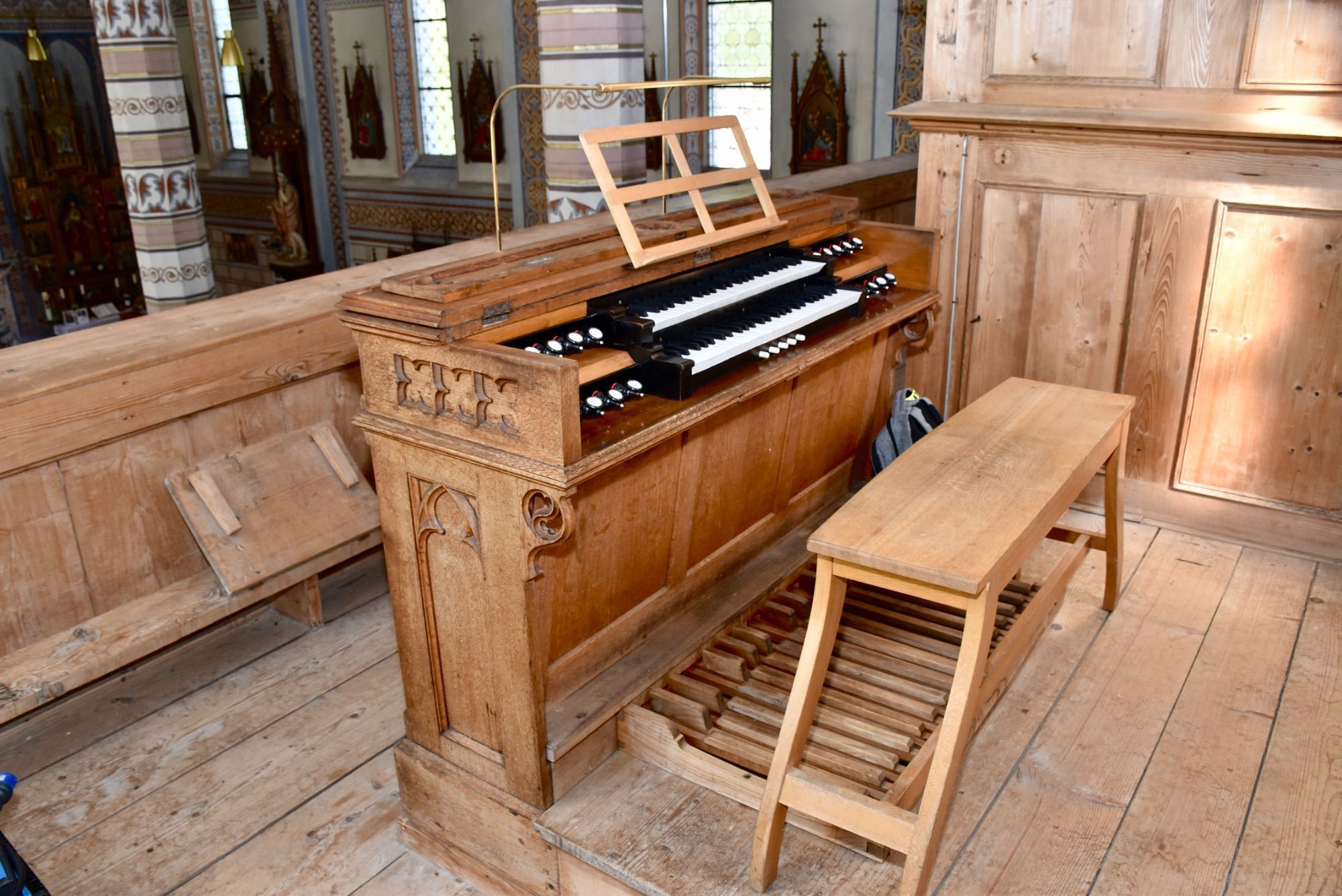 Innen- und Außenaufnahmen der Pfarrkirche Silbertal, Orgel und Orgelspieltisch.