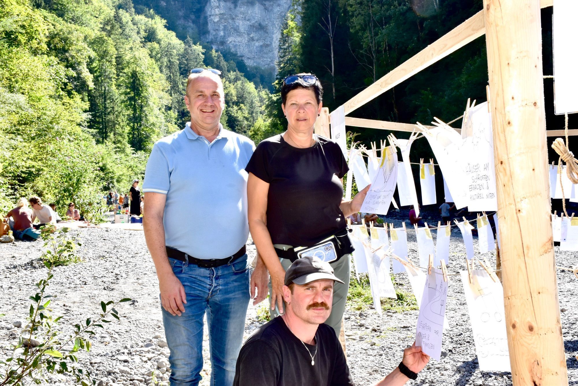 Thomas Ludescher und Elke Zimmermann stehend, davor Christoph Matt. Die Blätter sind beschriftet mit Ideen zu den Themenbereichen: Geologie, Naturvermittlung, Geschichte, Naturschutz, Tourismus, Kultur und Handwerk.