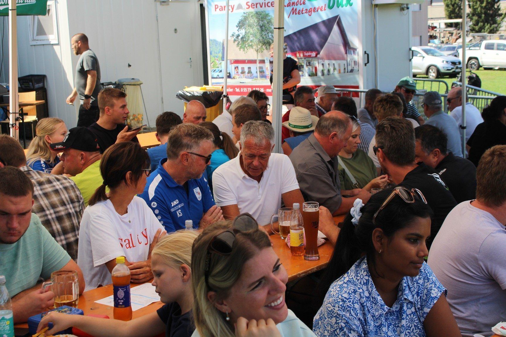 Volles Haus beim Frühschoppen am Sportplatz.