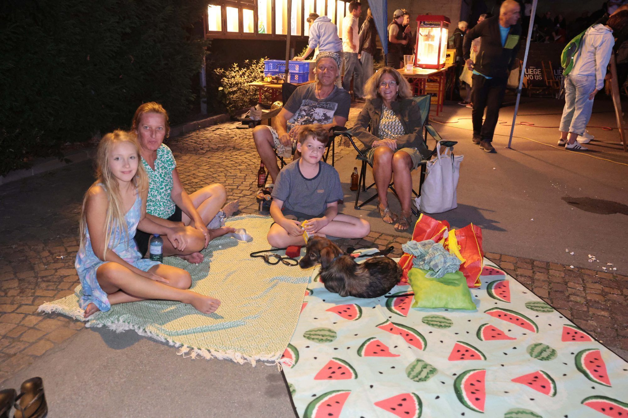 Auch so ließ es sich beim Tostner Sommerkino auf dem Kirchplatz gut aushalten.