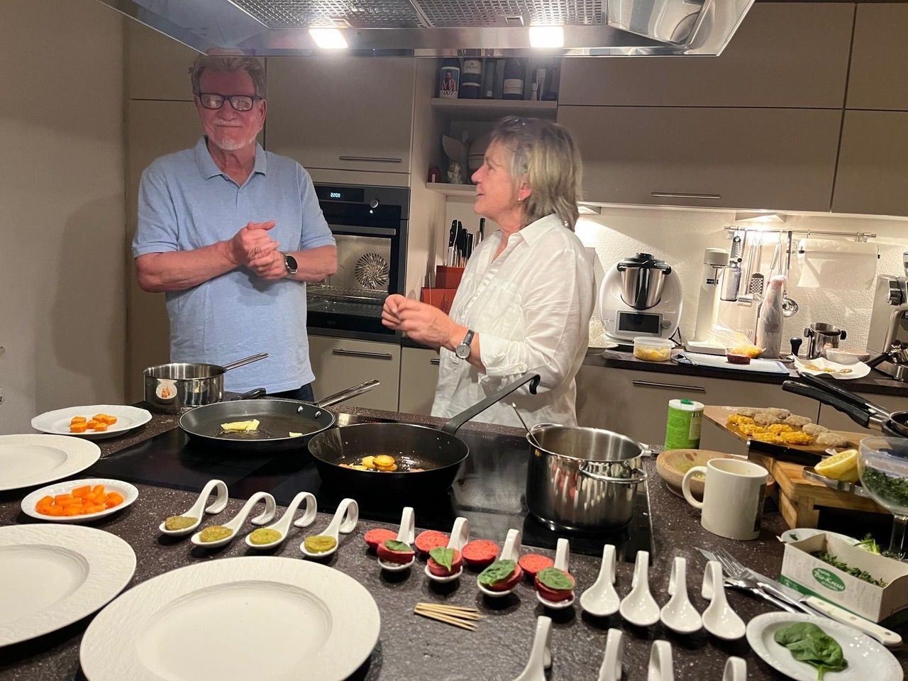 4) Mit ihrem Mann Robert teilt sie ein weiteres meditatives Hobby: das gemeinsame Kochen.