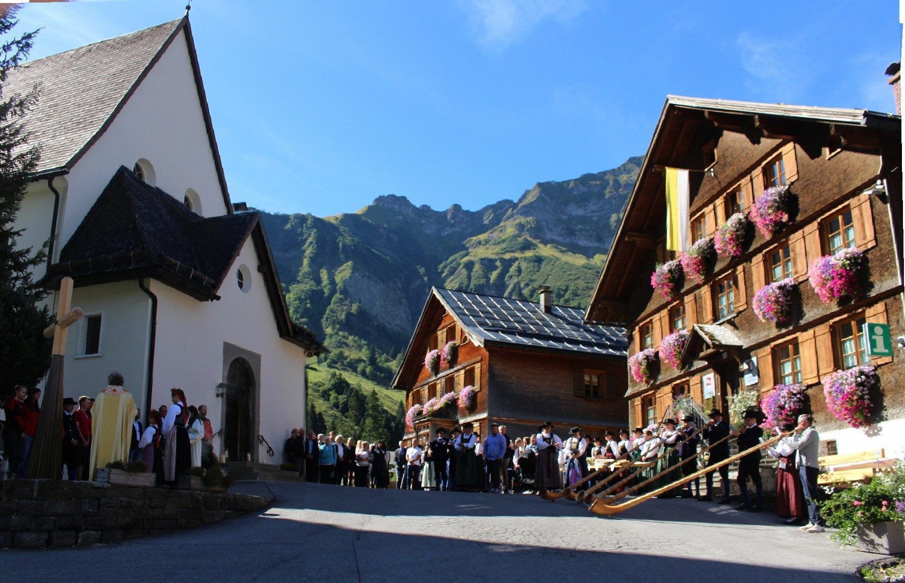 Nach der feierlichen „Antrittsmesse“ feierte Schröcken bei der Agape auf dem Kirchplatz ihren neuen Seelsorger Friedel.