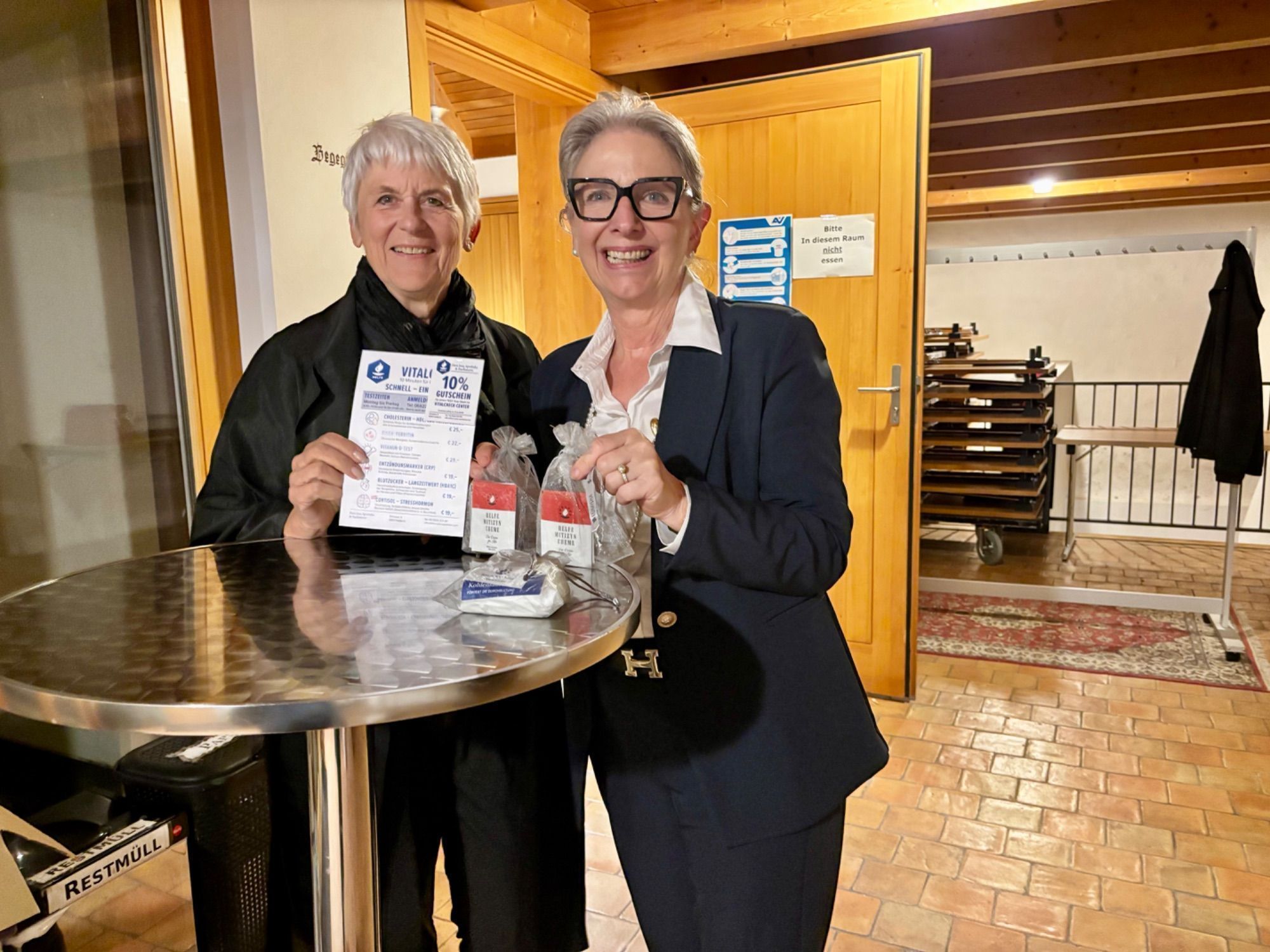 Ingrid Heller präsentiert den Gutschein für Vitalchecks.