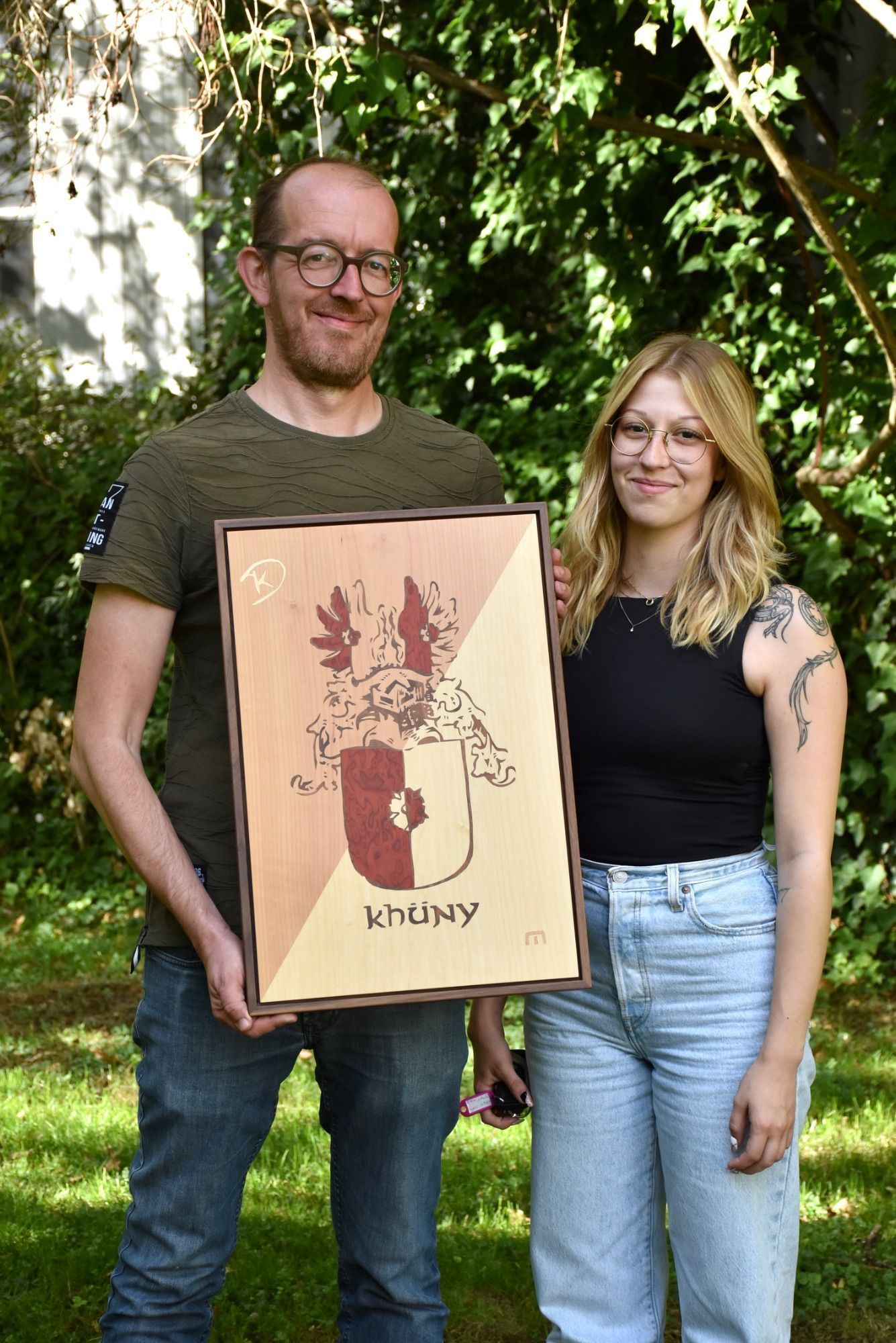 Gut beschildert war das Offene Sommeratelier im Betriebsgebiet Hängender Stein 4 in Ludesch. Die kleine Kunstoase lud zum Verweilen ein. Helmut Obexer schaute Markus Khüny interessiert über die Schultern. Daniel und Tiffany holten im Sommeratelier die beim Künstler in Auftrag gegebene Intarsienarbeit mit dem Wappen ihrer Familie - zufälligerweise auch Khüny - ab.