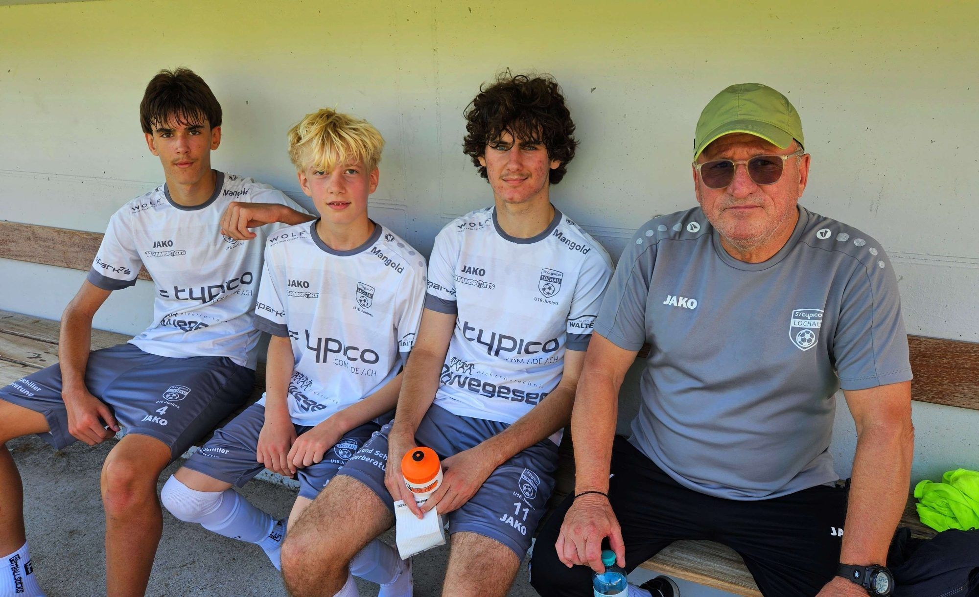U16-Spieler mit ihrem neuen Trainer Milutin Janjusevic.