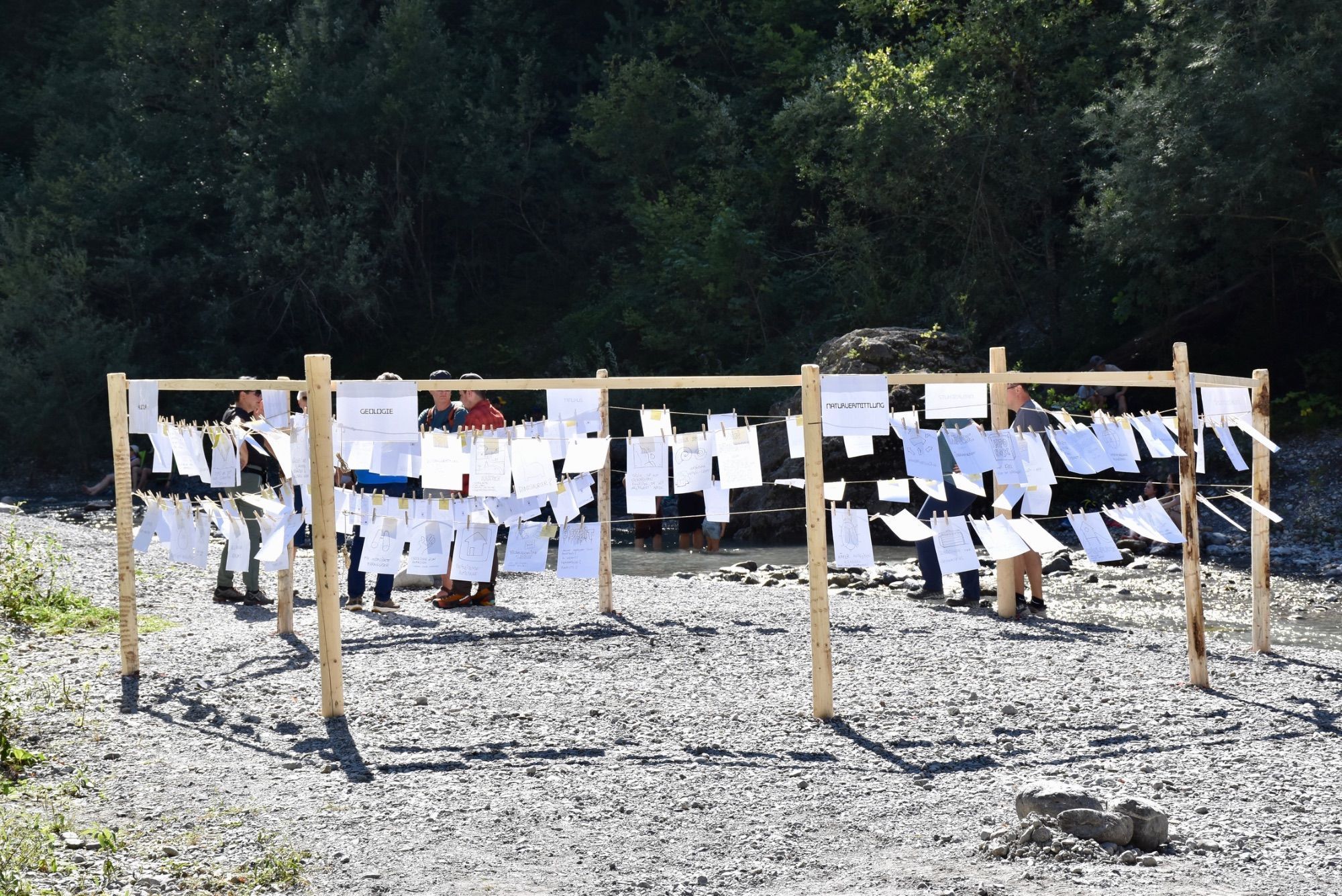 Installation mit Blättern, beschriftet mit Ideen zu verschiedenen Themenbereichen.