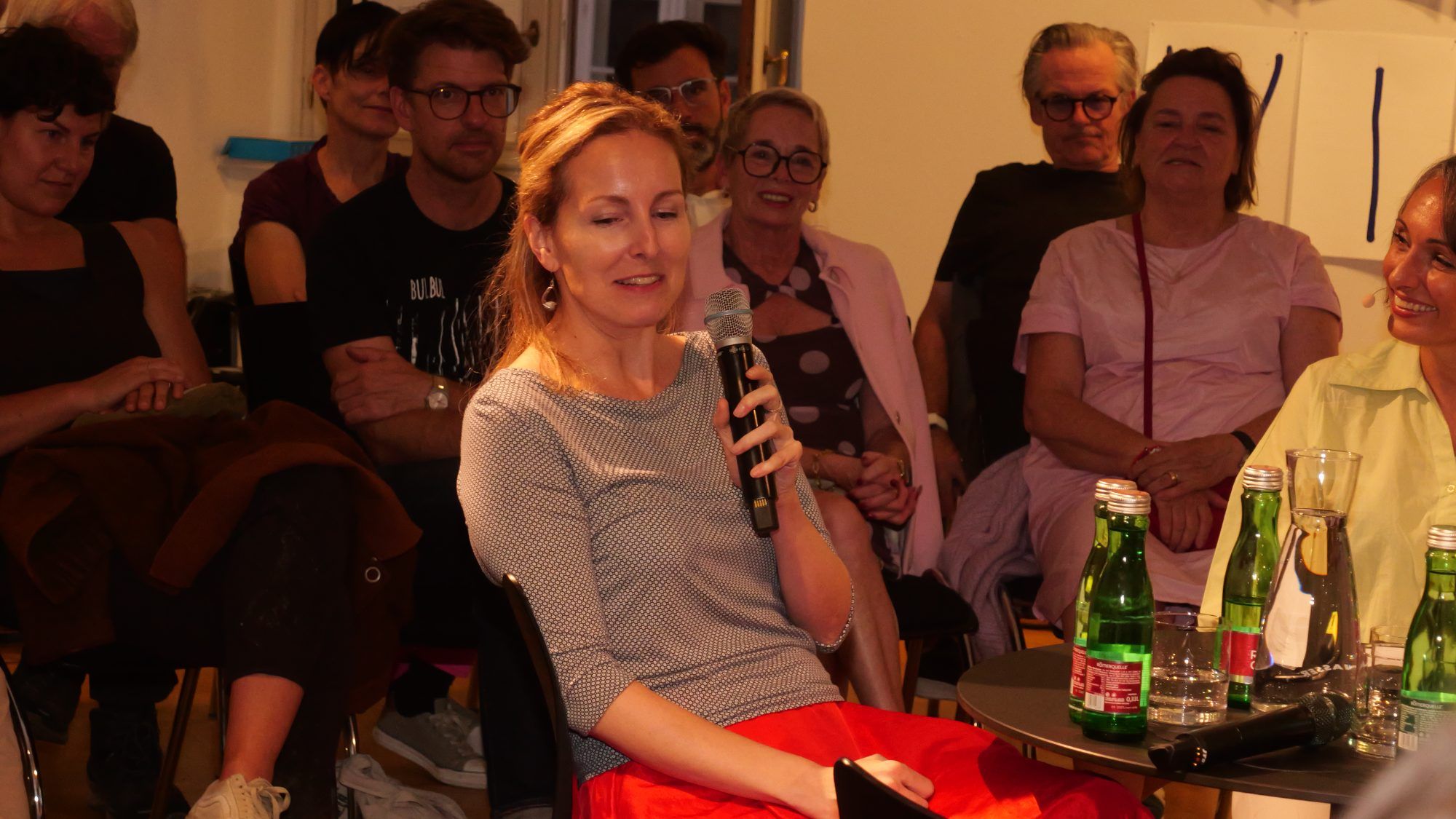 Expertise am Tisch: Tamara Ehs brachte ihre Sicht als Demokratieforscherin in die Diskussion ein.