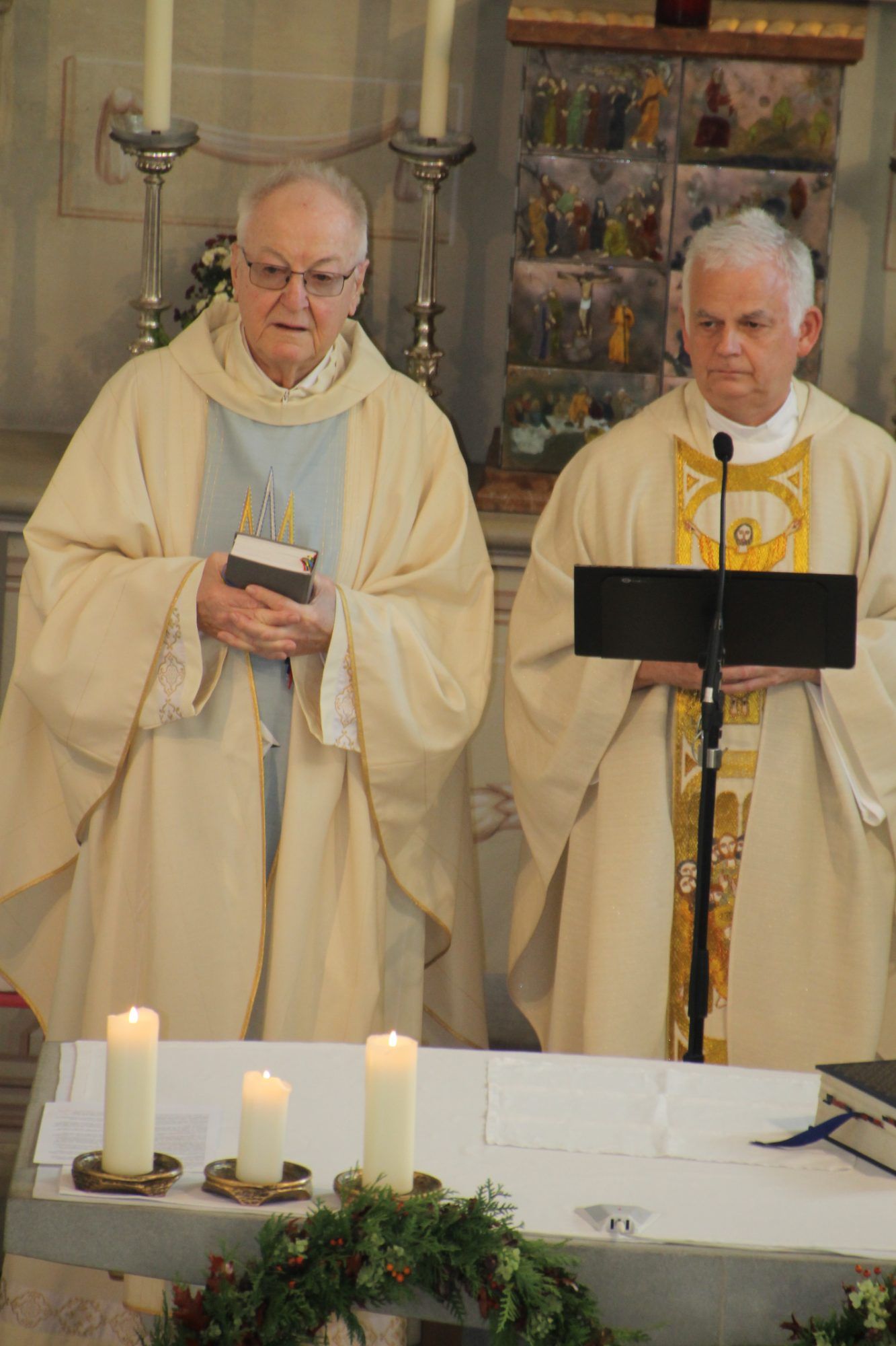 Jubilar Herbert Böhler mit Hauptzelebrant Msgr. Walter Juen beim Festgottesdienst in Buch