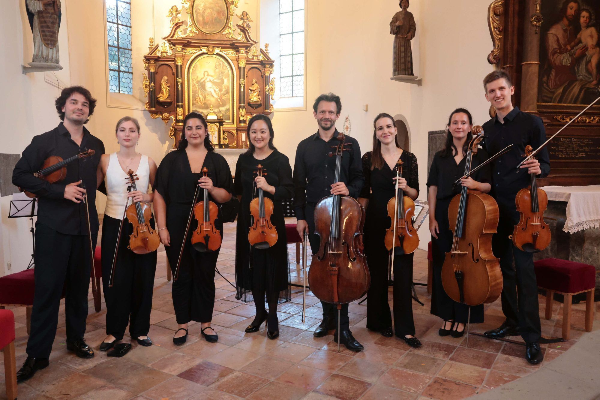 Rok ZZatel Cernos, Zala Eva Kocijacic, Elenoir Javanmardi, Dozentin Byoi Kang, Dozent Mathias Johansen, Sara Quadrado Pérez, Maria Guy Dolores Fernandez und Leopold Schwinghammer.