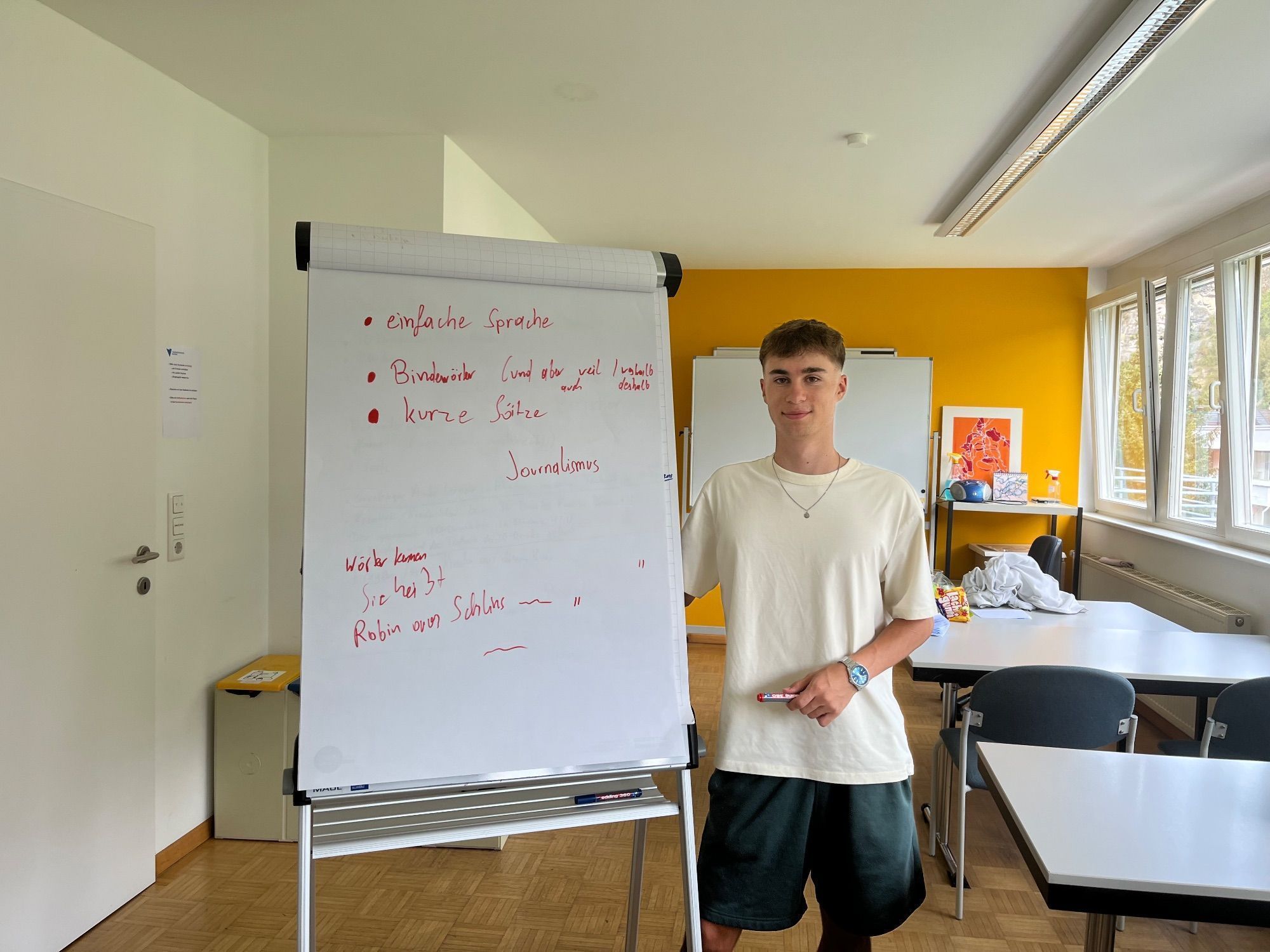 Kursleiter Laurenz Burtscher bringt den Kindern Journalismus ein Stück näher.