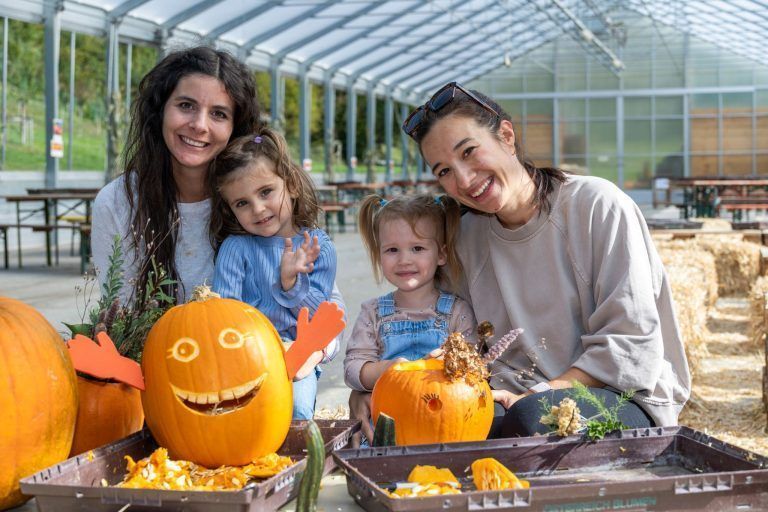 "Mein Kürbis hat Wimpern" – Herbsttage am Sunnahof sind zum Schnitzen da
