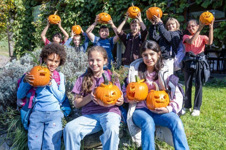 "Mein Kürbis hat Wimpern" – Herbsttage am Sunnahof sind zum Schnitzen da