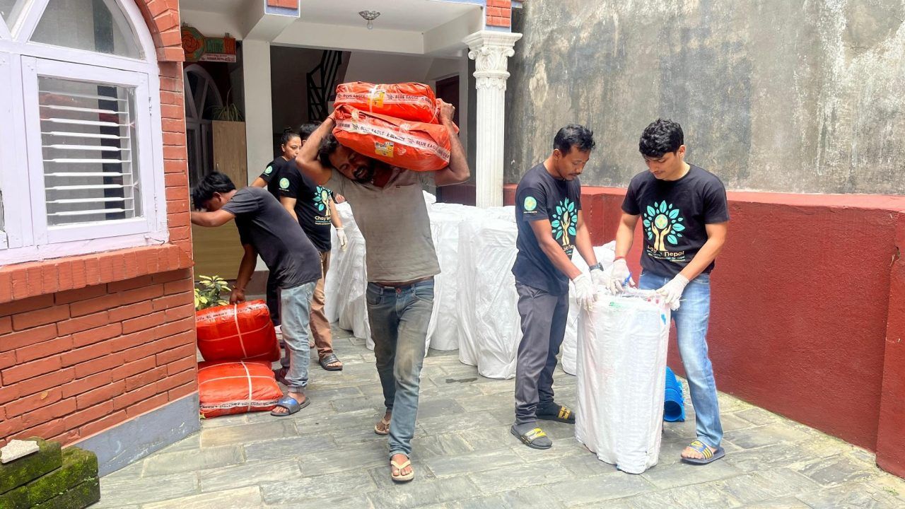 Hilfe aus Vorarlberg nach der Flutkatastrophe in Nepal: Teams kommen nur im Schritttempo vorwärts