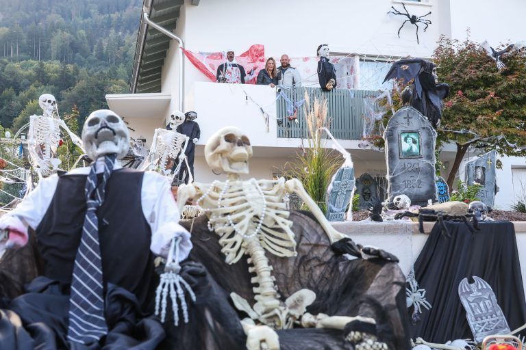 Schon einen Monat früher im Halloweenfieber: Diese Hohenemser Gärten sorgen für Aufsehen