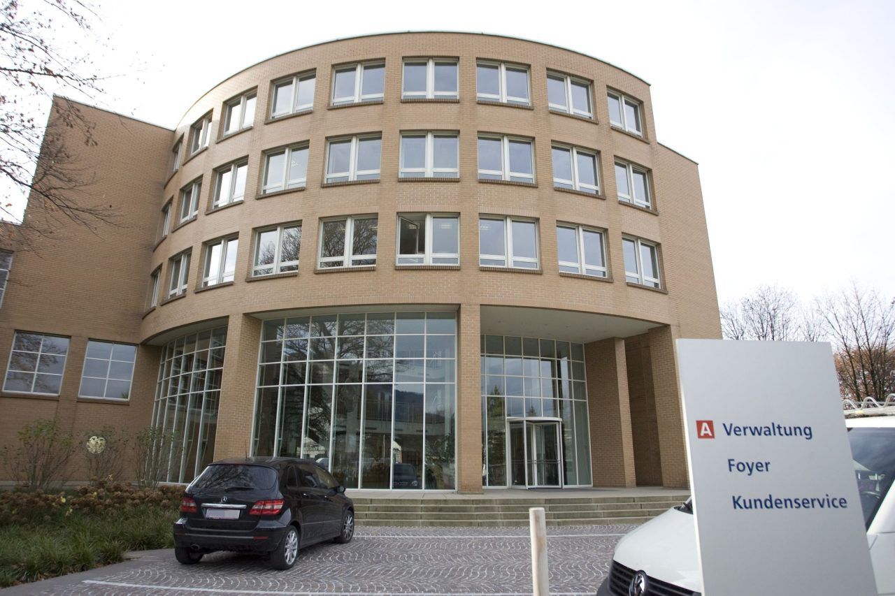 Von Sparen keine Spur: Wie Land und seine Unternehmen Presseapparat aufblähen