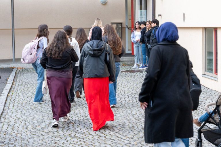 Kopftuchverbot an Vorarlberger Schulen: Ruhiger Start in Lustenau, Protest in Bregenz
