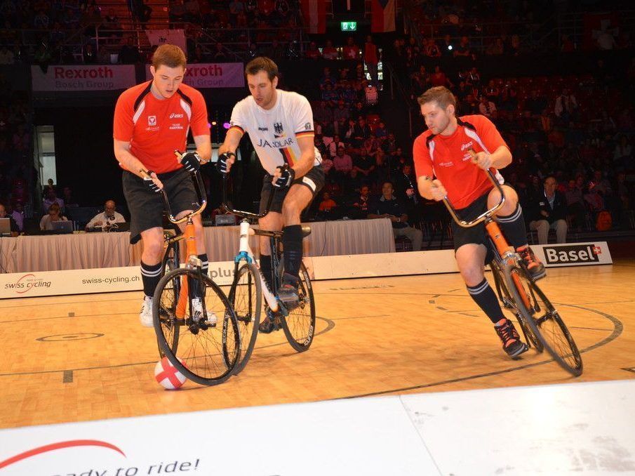Patrick Schnetzer (l.) und Markus Bröll holten sich mit einem 7:6-Finalerfolg über Deutschland die Goldmedaille bei der 77. Radball-WM in Basel. Im Halbfinale setzten sich die Höchster gegen die Schweizer Titelverteidiger Roman Schneider/Dominik Planzer mit 3:2 durch. Fotos: Helmut Welte