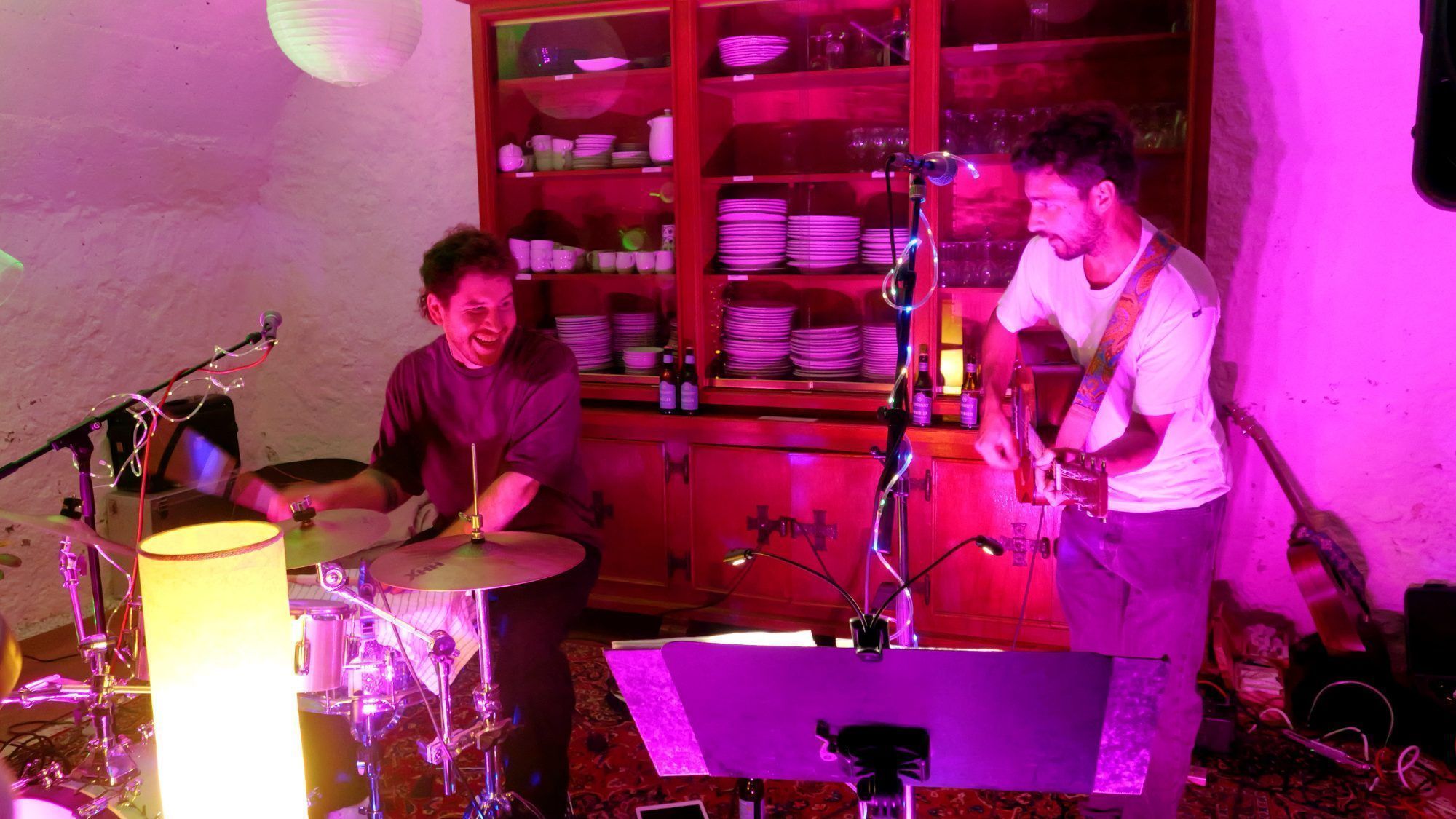 Fantastische Klänge im Keller: Das Duo Fantastico sorgte in der Jungen Kirche im Pfarrers Keller für musikalische Unterhaltung.