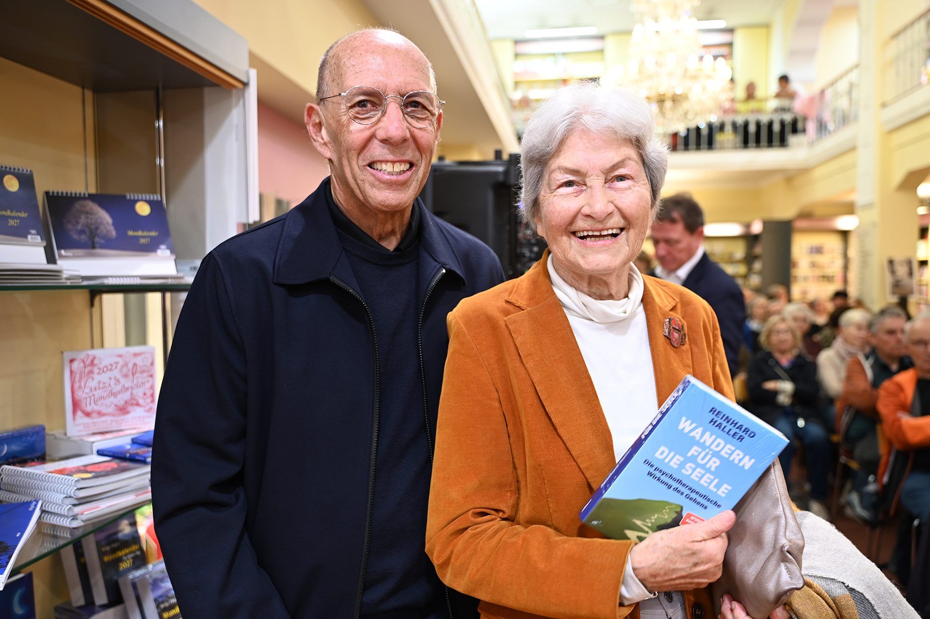Michael Rauth mit Hildegard Breiner (90), die wöchentlich wandert.