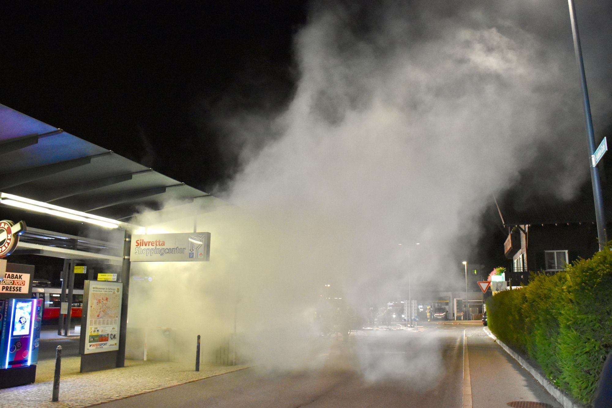 Die Tiefgarage im Schrunser Ortszentrum, am Bahnhof, wurde ordentlich eingenebelt im Bemühen, die Übung möglichst realitätsnah durchzuführen.