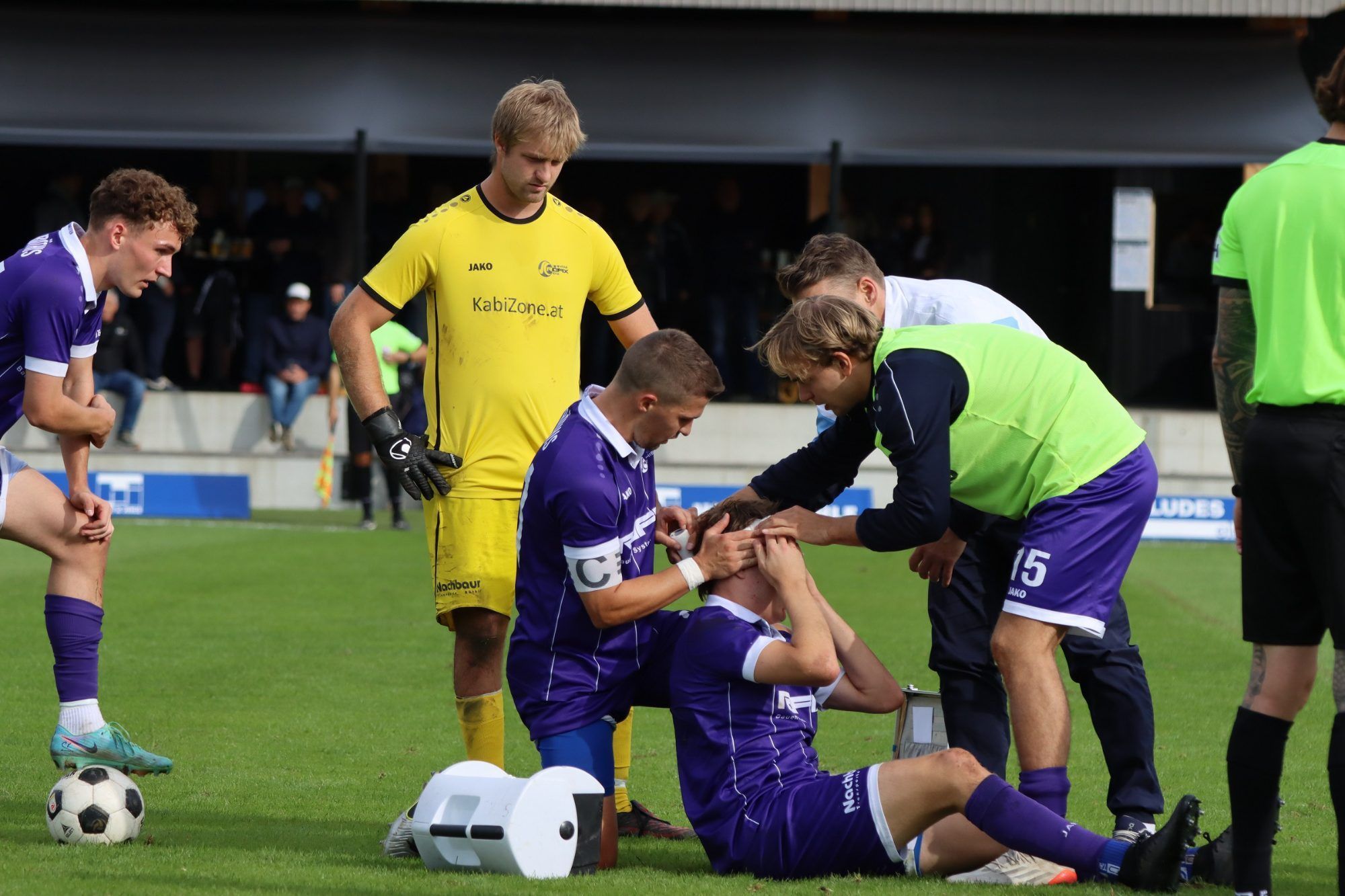 Schreckmoment in Röthis, zwei Spieler verletzt. VN-TK/5