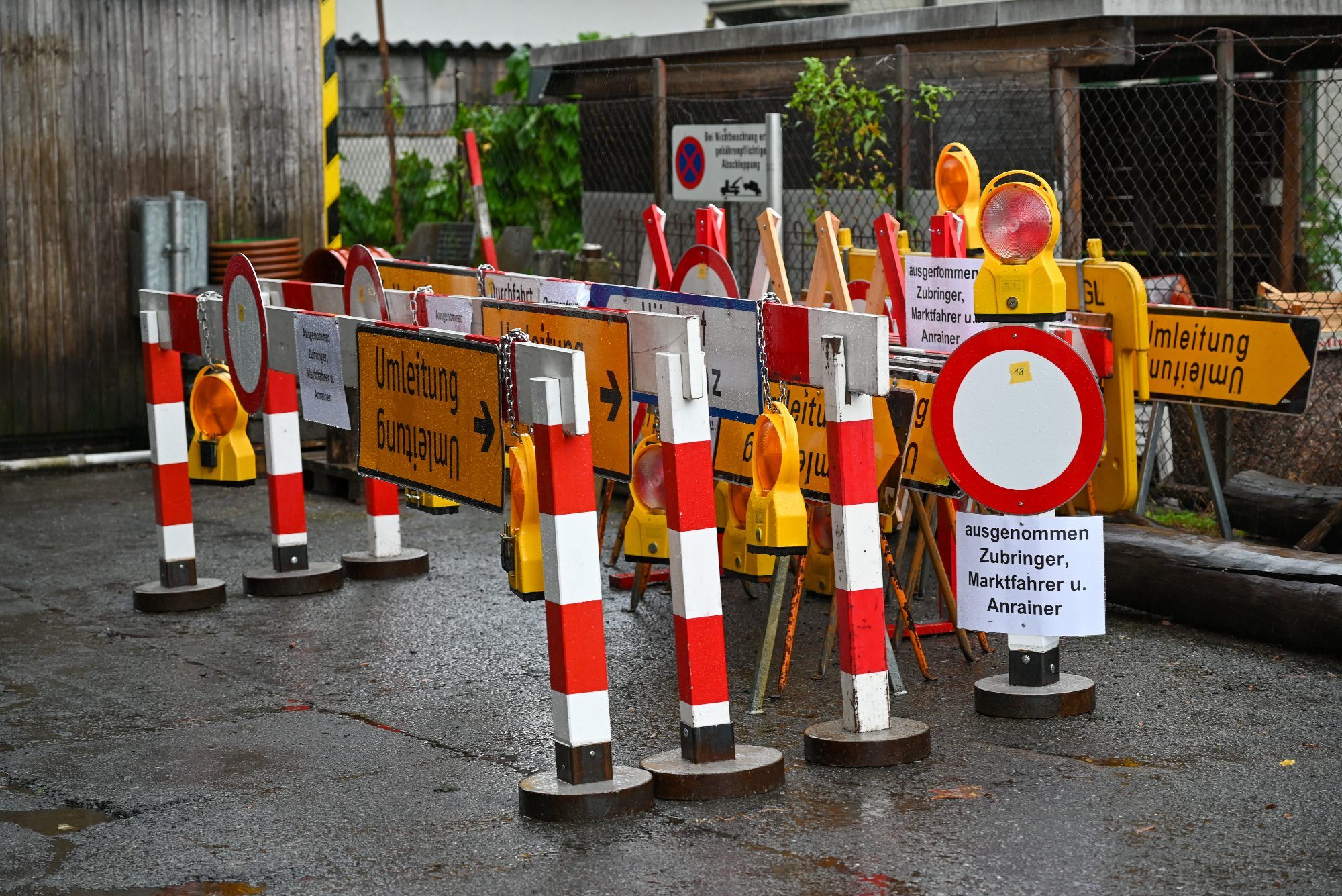 Der Bauhof ist auch für die Beschilderung der Straßen verantwortlich. Sie stellen diese alle auf und sorgen dafür, dass sich kein Auto ins Zentrum verirrt.