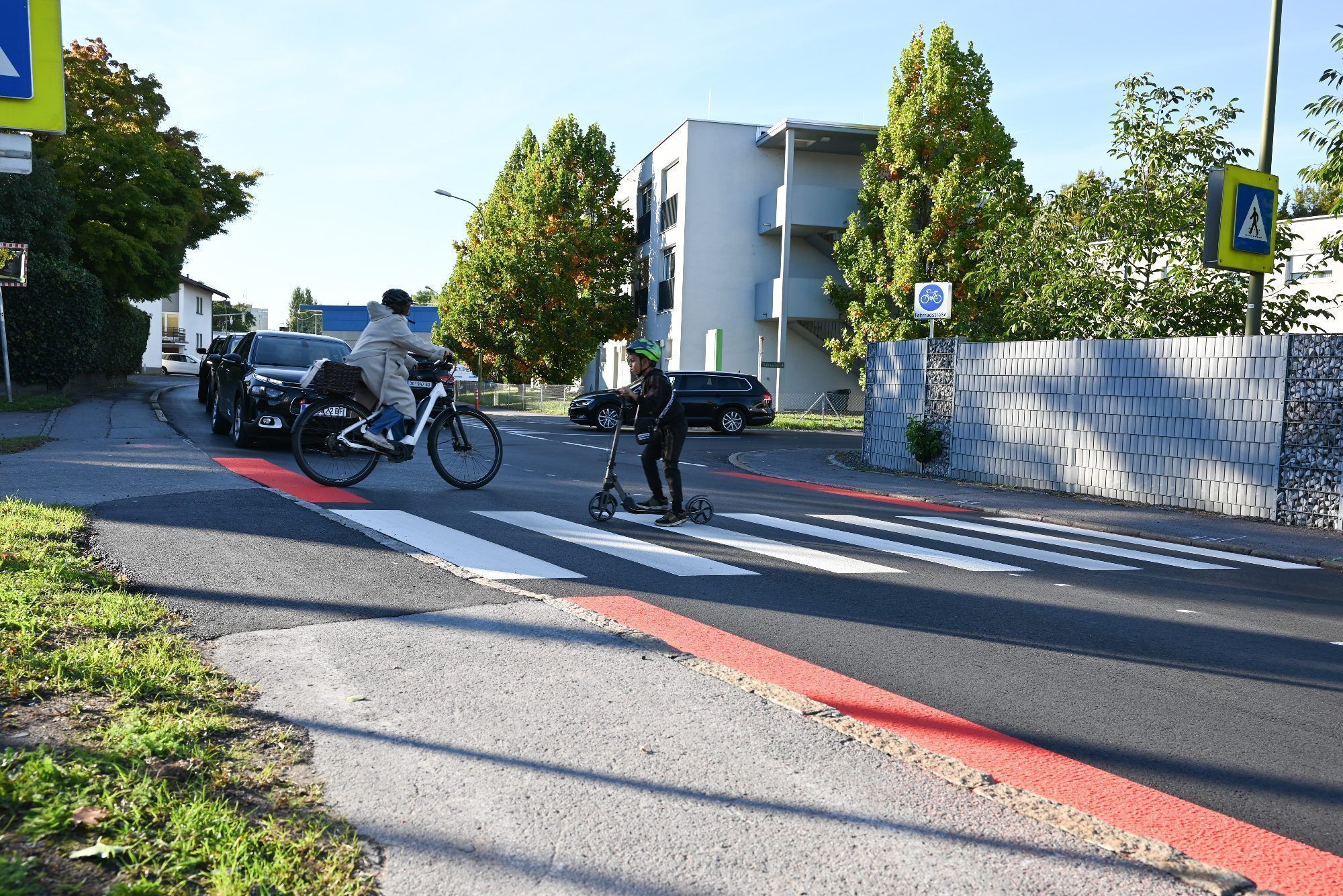 Zebrastreifen werden durch rote Markierungen deutlich besser wahrgenommen.