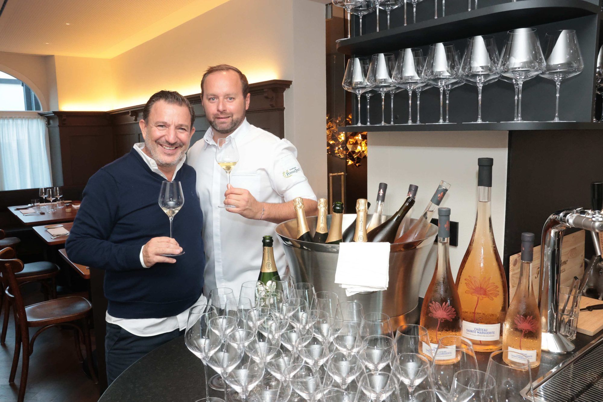 Pernod Ricard Asutria-Gebietsverkaufsleiter Lukas Marberger mit Spitzenkopch und