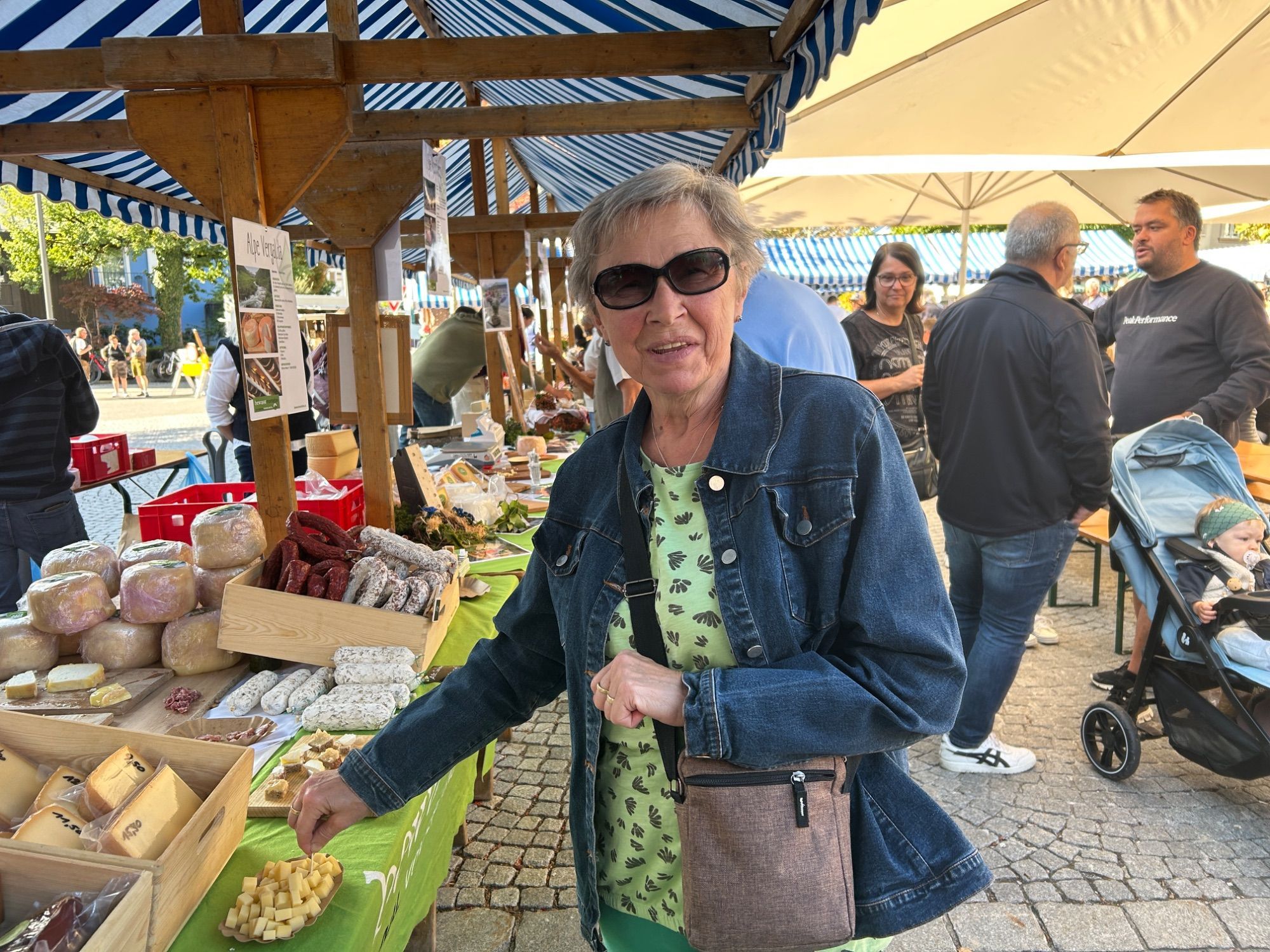 Auch Johanna Netzer nahm gern eine kleine Kostprobe bevor sie kaufte.