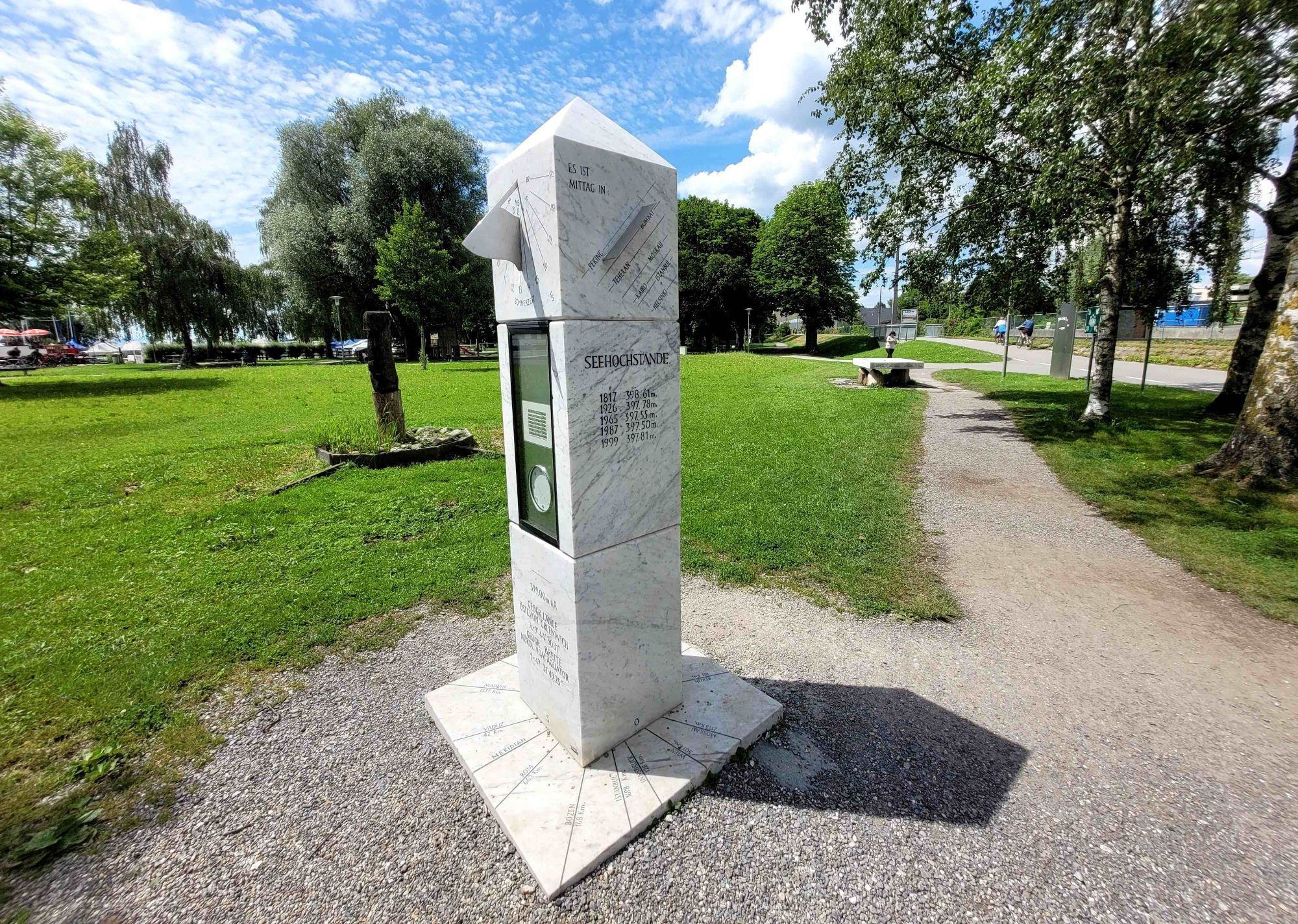 Der Wetterobelisk mit verschiedenen Daten, unter anderem zur geografischen Lage, zu den Seegfrörnen des Bodensees oder den diversen Bodenseehochwasserständen.