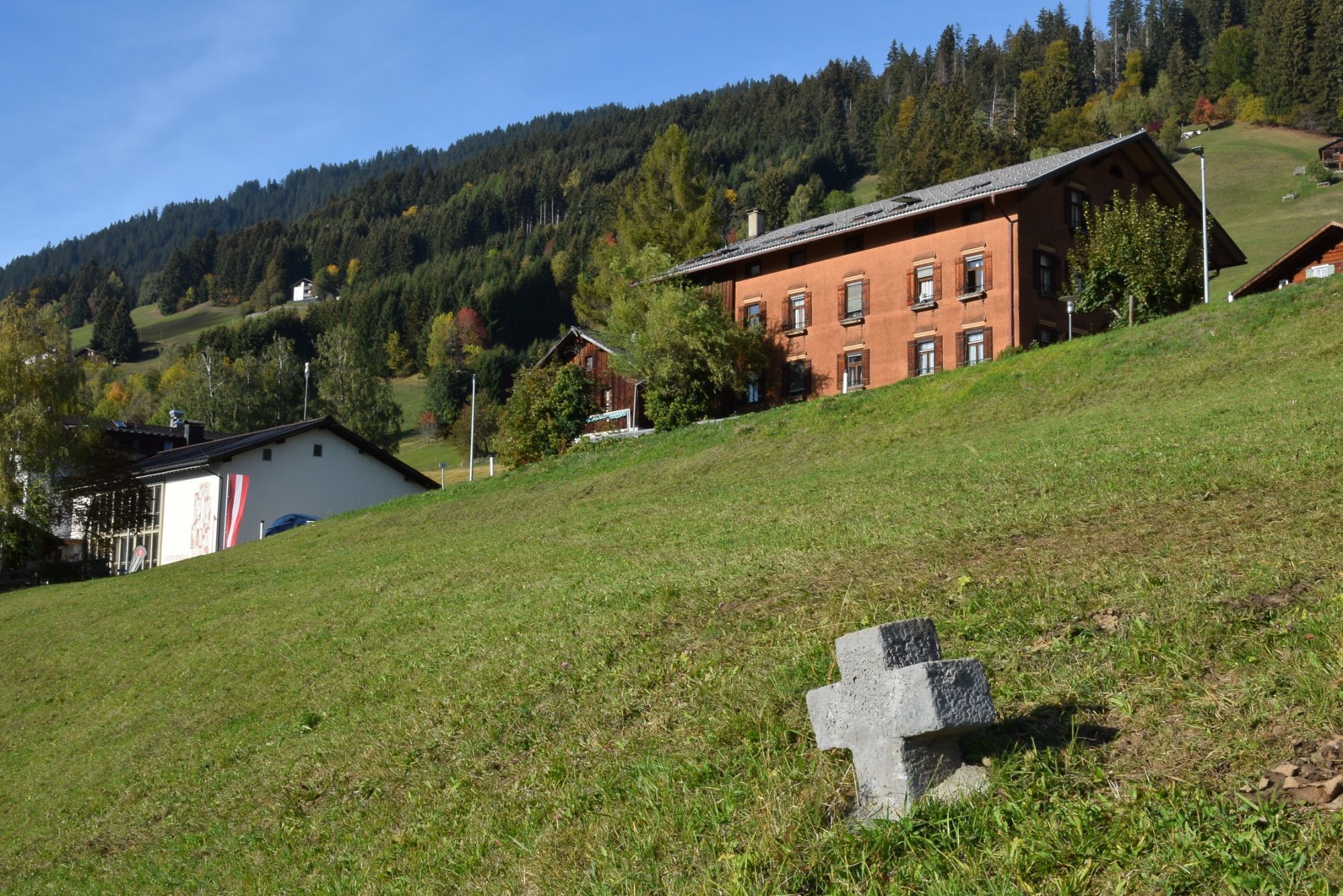 Die barocke Pfarrkirche Bartholomäberg liegt auf rund 1100 Metern Seehöhe. Das Steinkreuz befindet sich an dem schmalen Pfad, der von der Platta kommend vorbei am alten Gasthof Adler zum barocken Sakralbauwerk führt. Eine Tafel in Straßennähe informiert über das Steinkreuz; es handelt sich hierbei um ein besonderes Kulturdenkmal, so die Goethe-Universität Frankfurt.