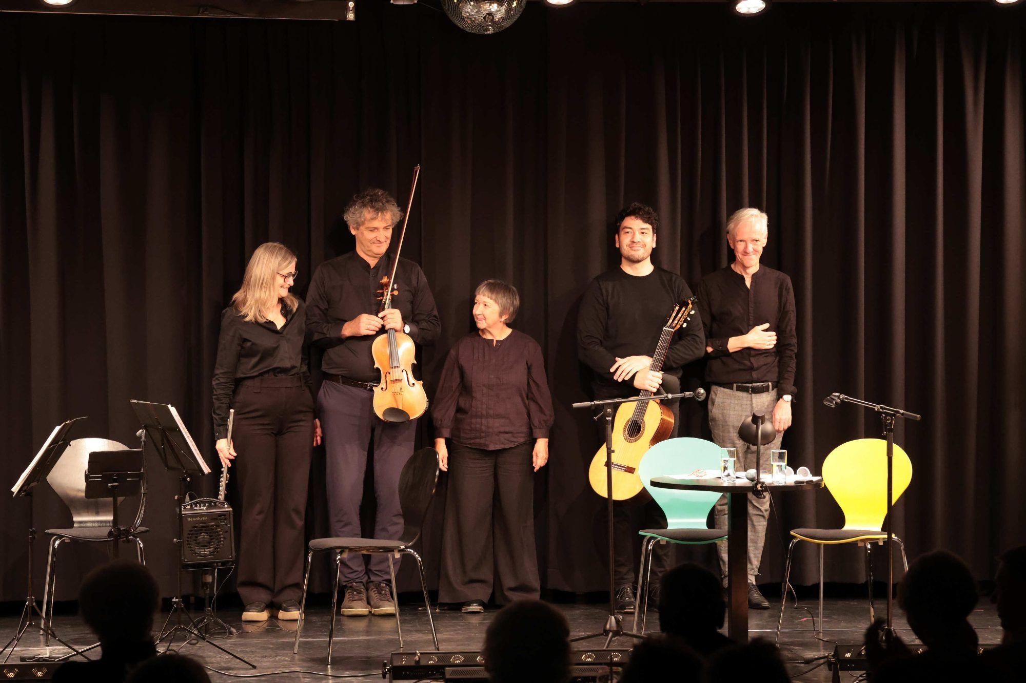 Claudia und Klaus Christa, Wilma Bilgeri, Takeo Sato und Gotthard Bilgeri auf der Bühne der Kammgarn Kulturwerkstatt.