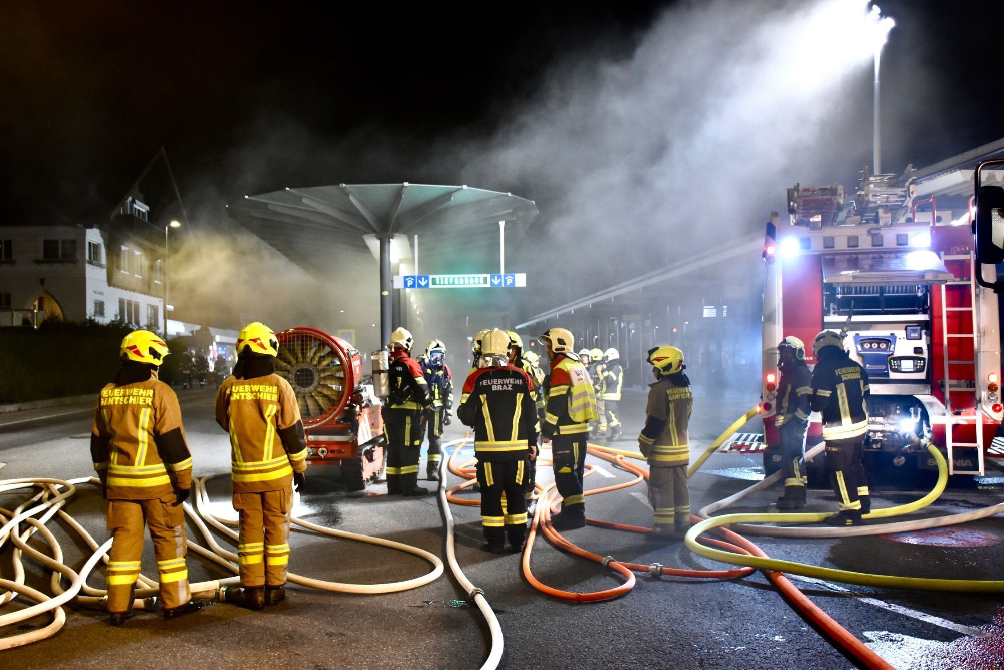 Große Feuerwehrübung in der Tiefgarage im Schrunser Ortszentrum. 
