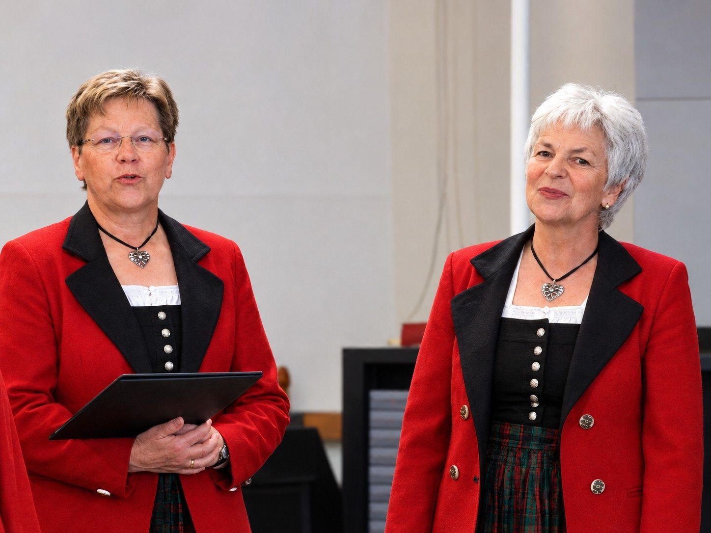 Gesang aus der Heimat: Elfriede Ganahl und Helene Tiefenthaler sind vom Gampelüner Dreigesang bekannt.