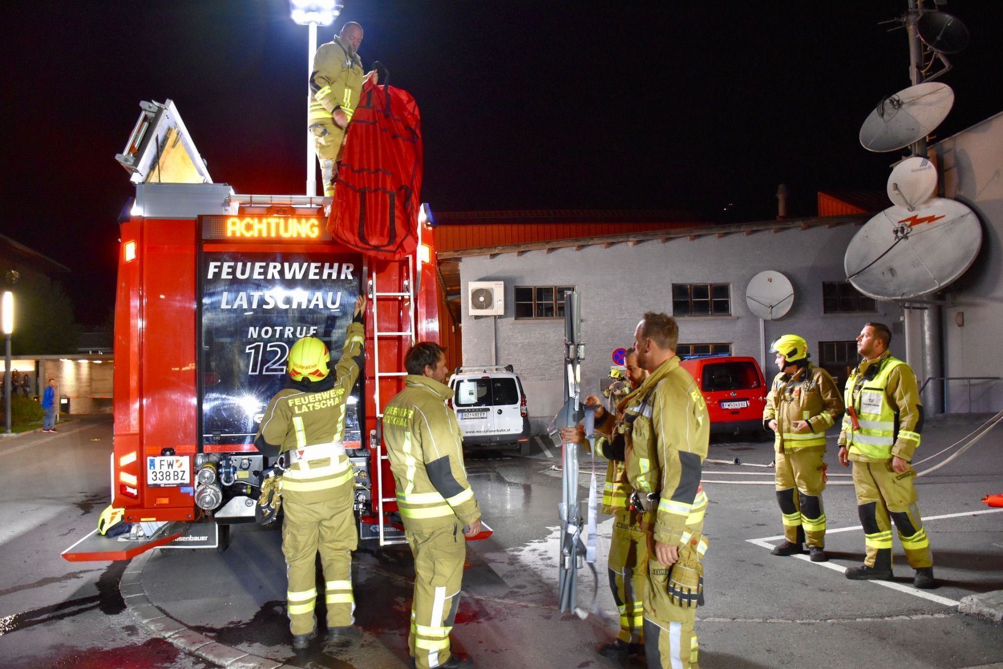 Mindestens 110 Einsatzkräfte von sieben verschiedenen Feuerwehren standen bei der großen Feuerwehrübung bei und in der Tiefgarage am Schrunser Bahnhof im Einsatz. Löschunterstützungsfahrzeuge, kurz LUF, stellten die Feuerwehr Braz und die Feuerwehr Illwerke zur Verfügung. Den Nebel machte die Feuerwehr Zwischenwasser.
