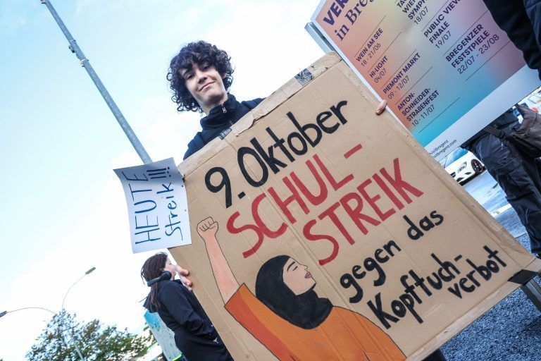 "Ich würde es nie abnehmen" – Schulstreik gegen das Kopftuchverbot in Bregenz