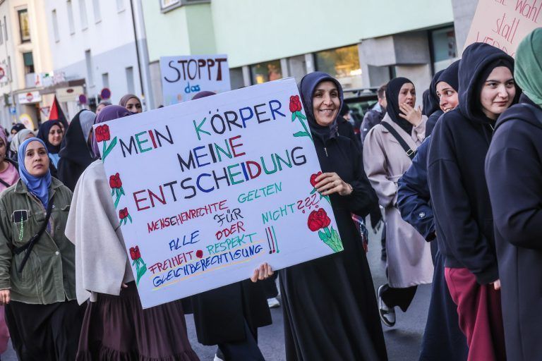 "Ich würde es nie abnehmen" – Schulstreik gegen das Kopftuchverbot in Bregenz