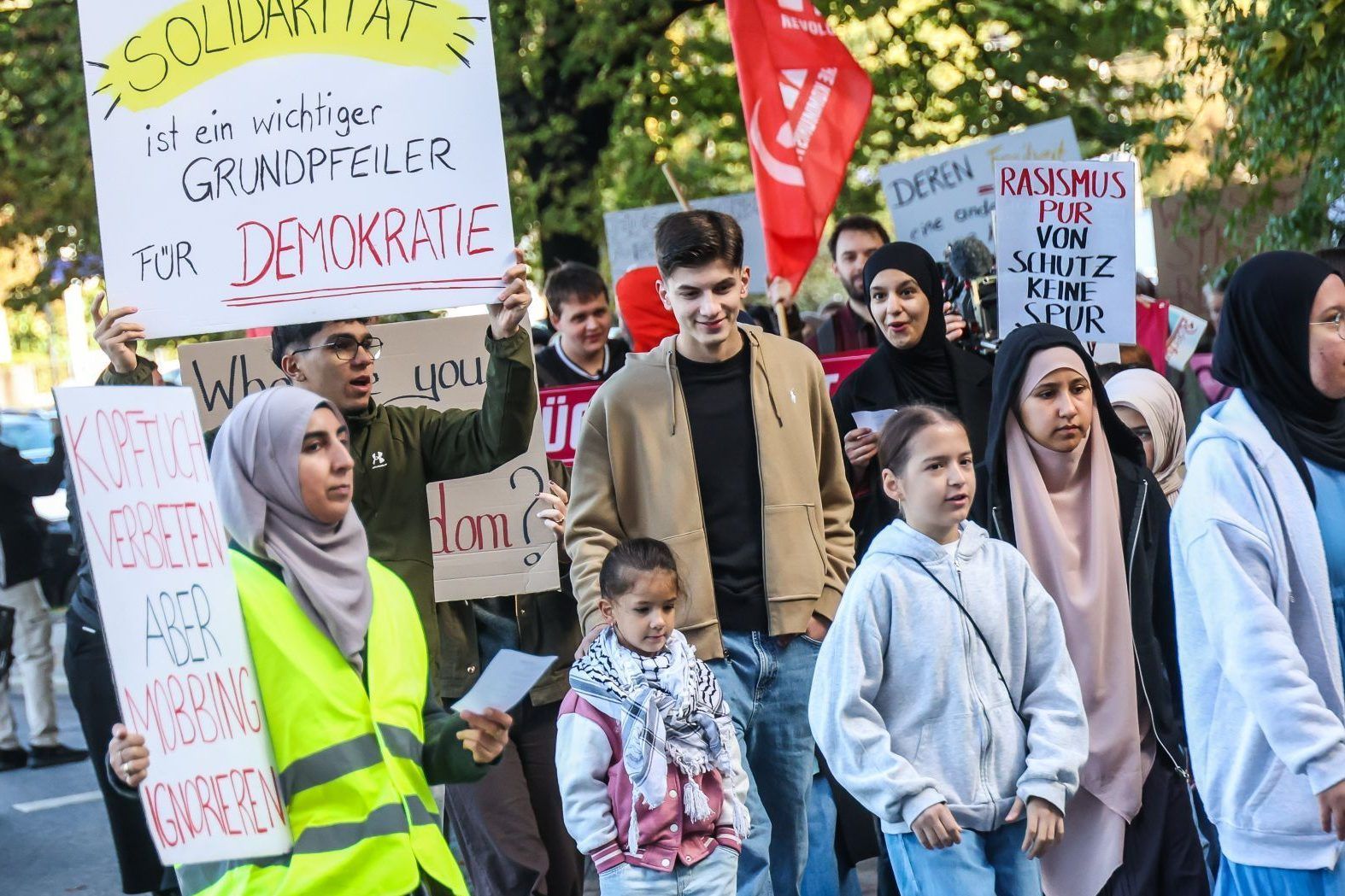 "Ich würde es nie abnehmen" – Schulstreik gegen das Kopftuchverbot in Bregenz