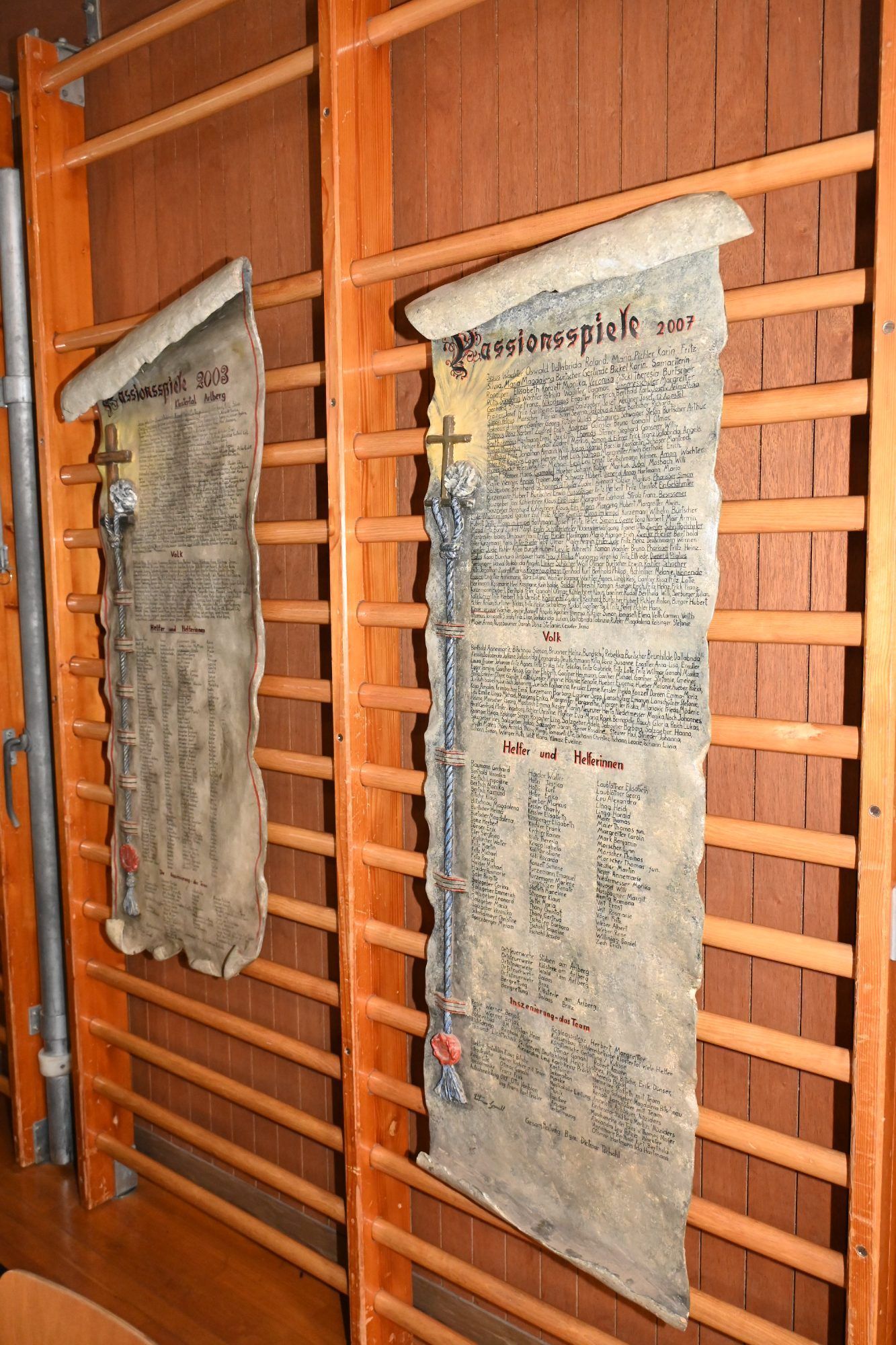 Requisiten zierten den Bühnenbereich.