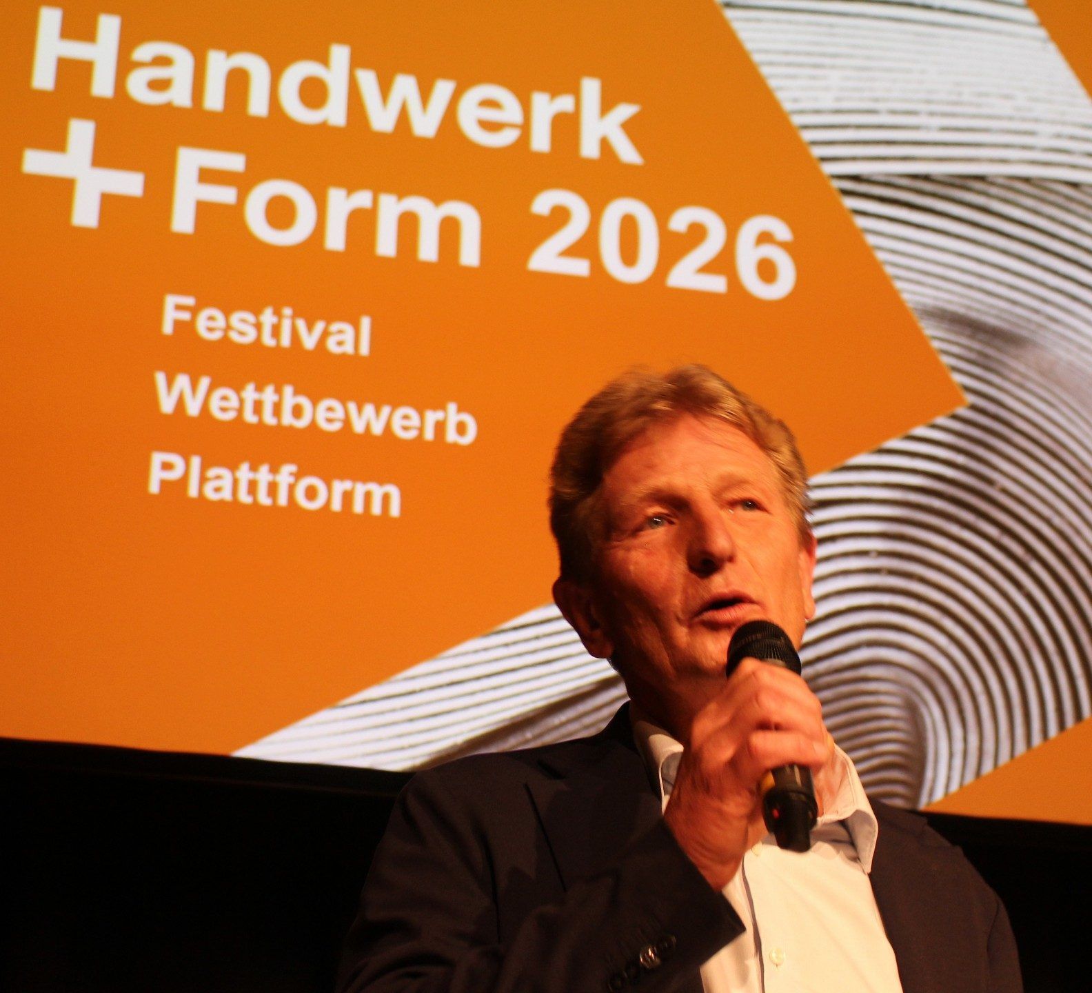 Mit großer Freude begrüßte Hausherr Bernhard Kleber die zahlreichen Handwerker und wünschte der zehnten Handwerk+Form einen erfolgreichen Verlauf.