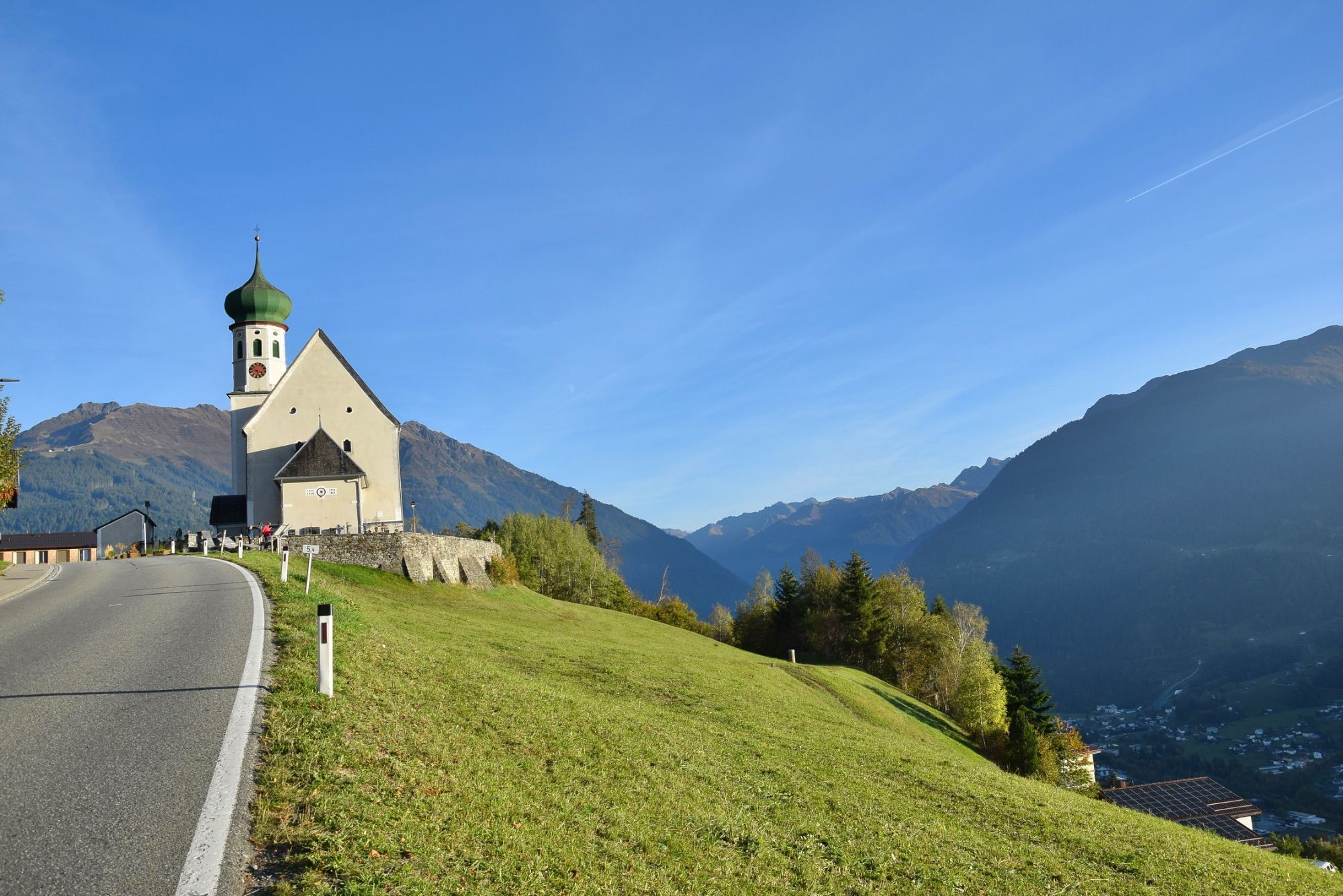 Die barocke Pfarrkirche Bartholomäberg liegt auf rund 1100 Metern Seehöhe. Das Steinkreuz befindet sich an dem schmalen Pfad, der von der Platta kommend vorbei am alten Gasthof Adler zum barocken Sakralbauwerk führt. Eine Tafel in Straßennähe informiert über das Steinkreuz; es handelt sich hierbei um ein besonderes Kulturdenkmal, so die Goethe-Universität Frankfurt.