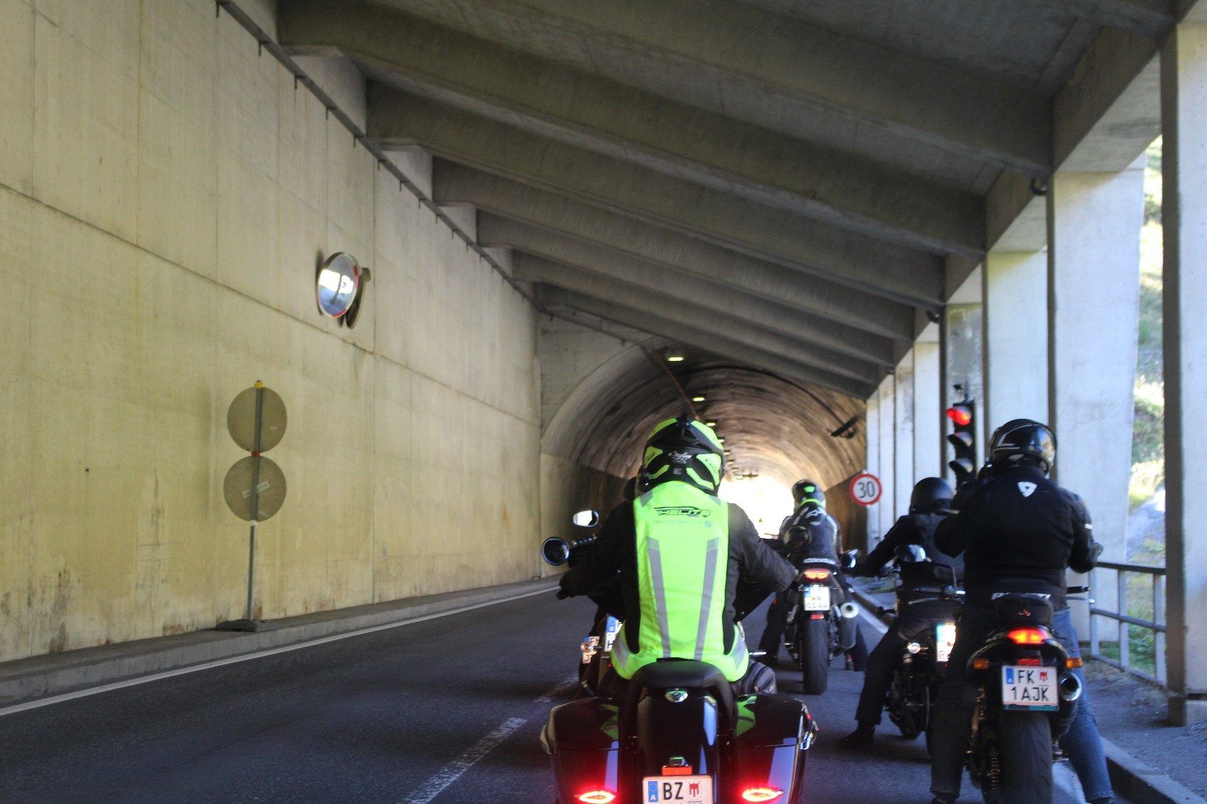 Im 168 Meter langen Holzbodentunnel wurde die elektromaschinelle Ausrüstung instandgesetzt. Wegen Bauarbeiten an der Brücke am Portal bedingt die die einstreifige Verkehrsführung mittels Verkehrslichtsignalanlage kurze Wartezeiten.