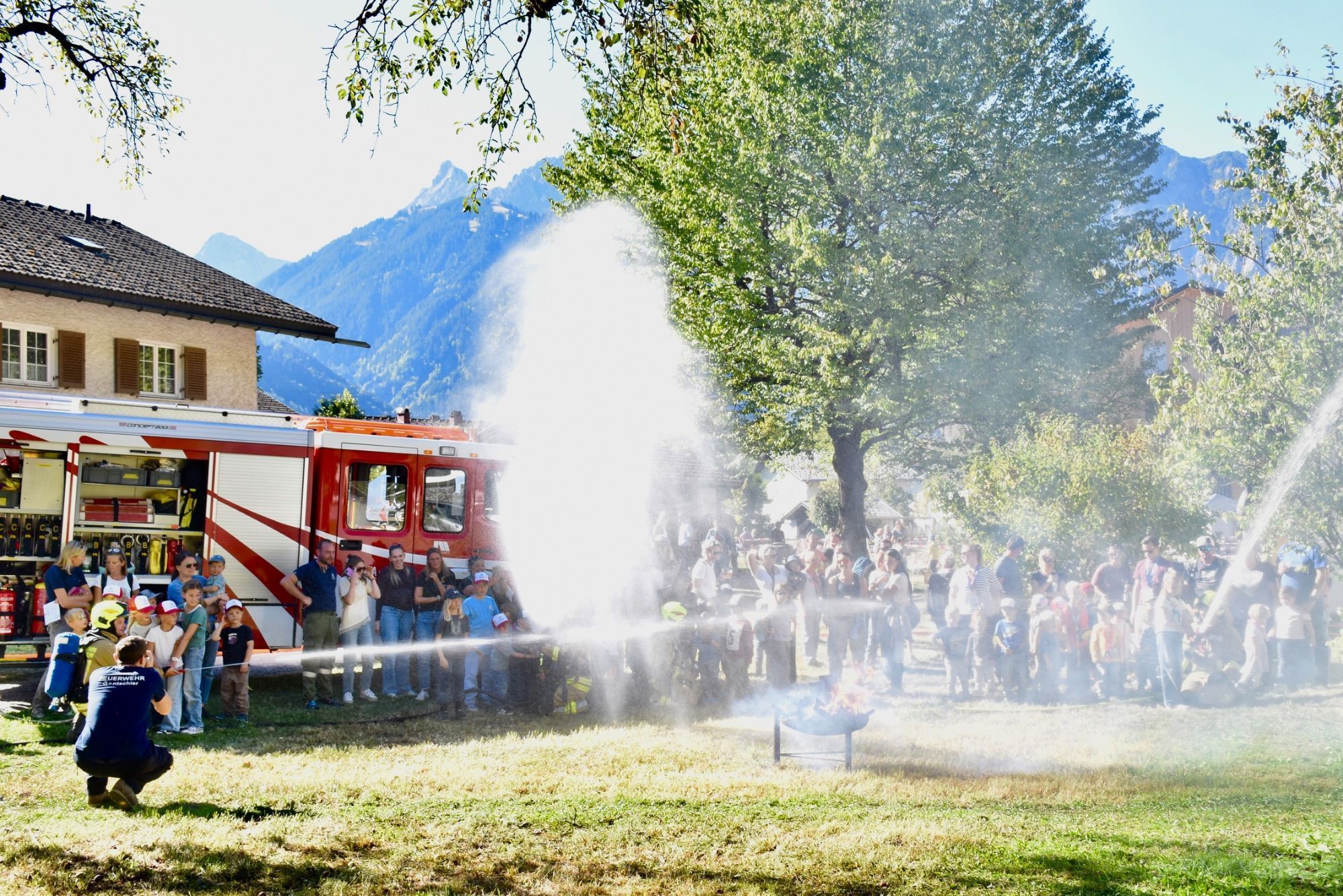 Vorführungen der Feuerwehr, Feuerwehr-Minigolf-Parcours und Blick ins Feuerwehrhaus Gantschier.