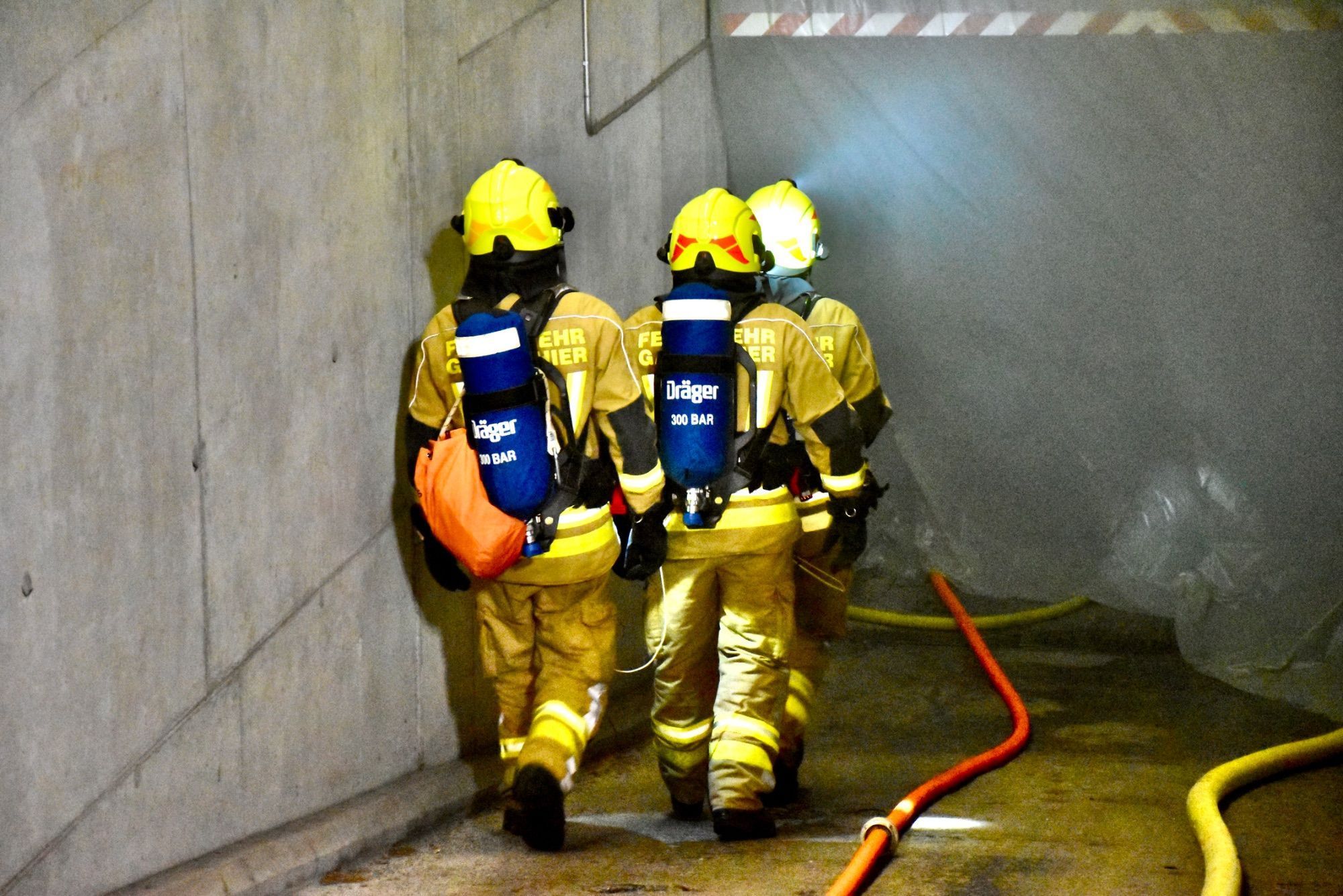 Die Feuerwehrleute hatten 20 Personen, dargestellt durch Puppen, aus der völlig eingenebelten Tiefgarage zu 