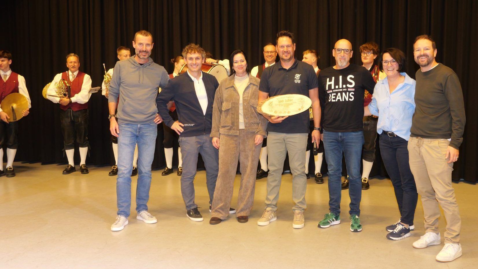Gratulation aus der Nachbarschaft: Auch die benachbarten Skivereine aus dem Großraum Feldkirch überbrachten dem Schiklub Frastanz ihre Glückwünsche zum runden Geburtstag.