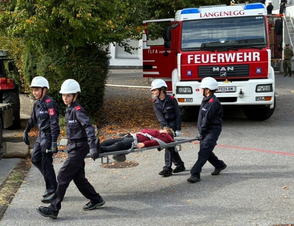 Verletzten Personen wurden mit der Trage in Sicherheit gebracht.