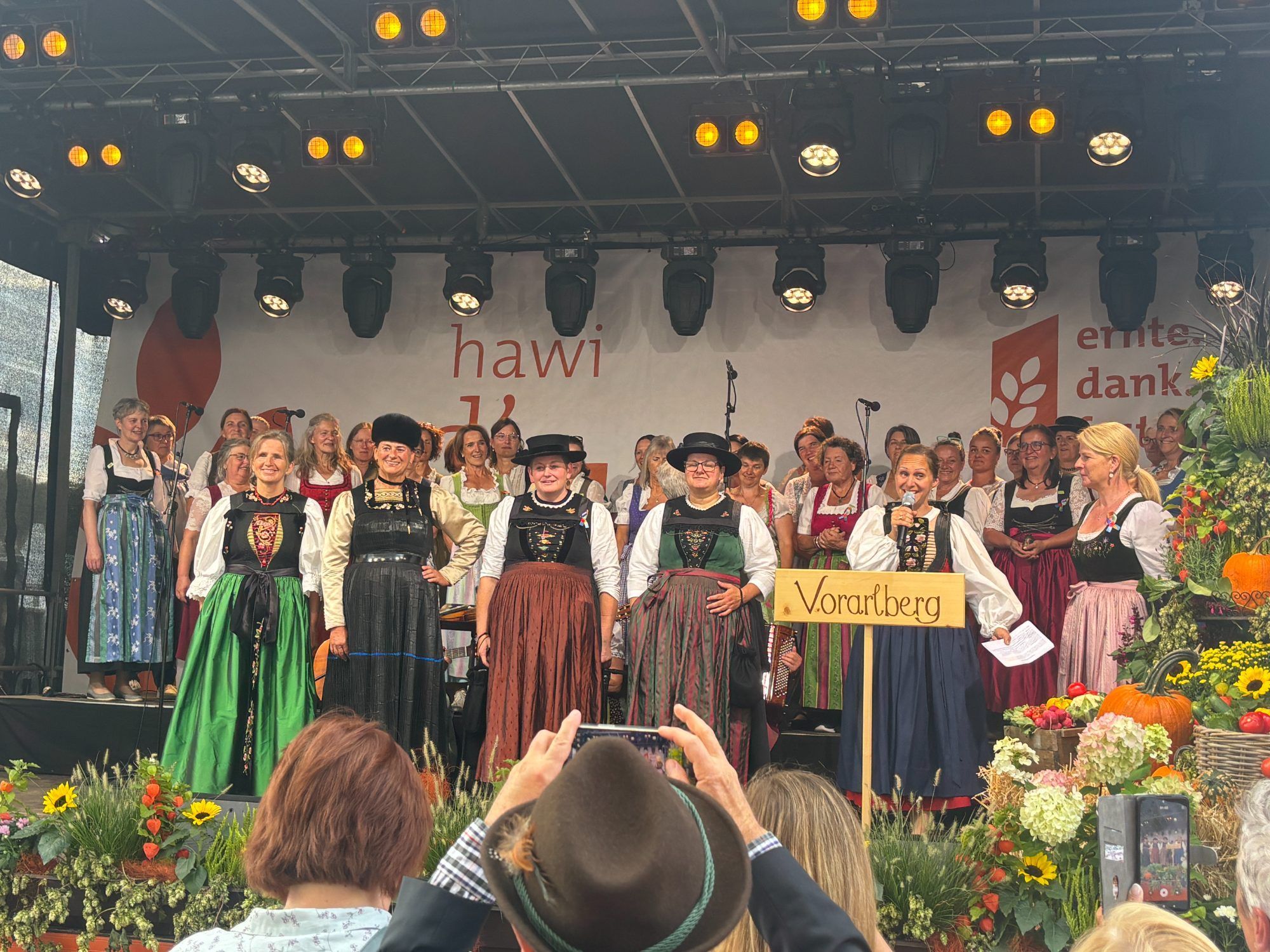 Vorarlberger Bäuerinnen beim Wiener Erntedankfest am Heldenplatz.